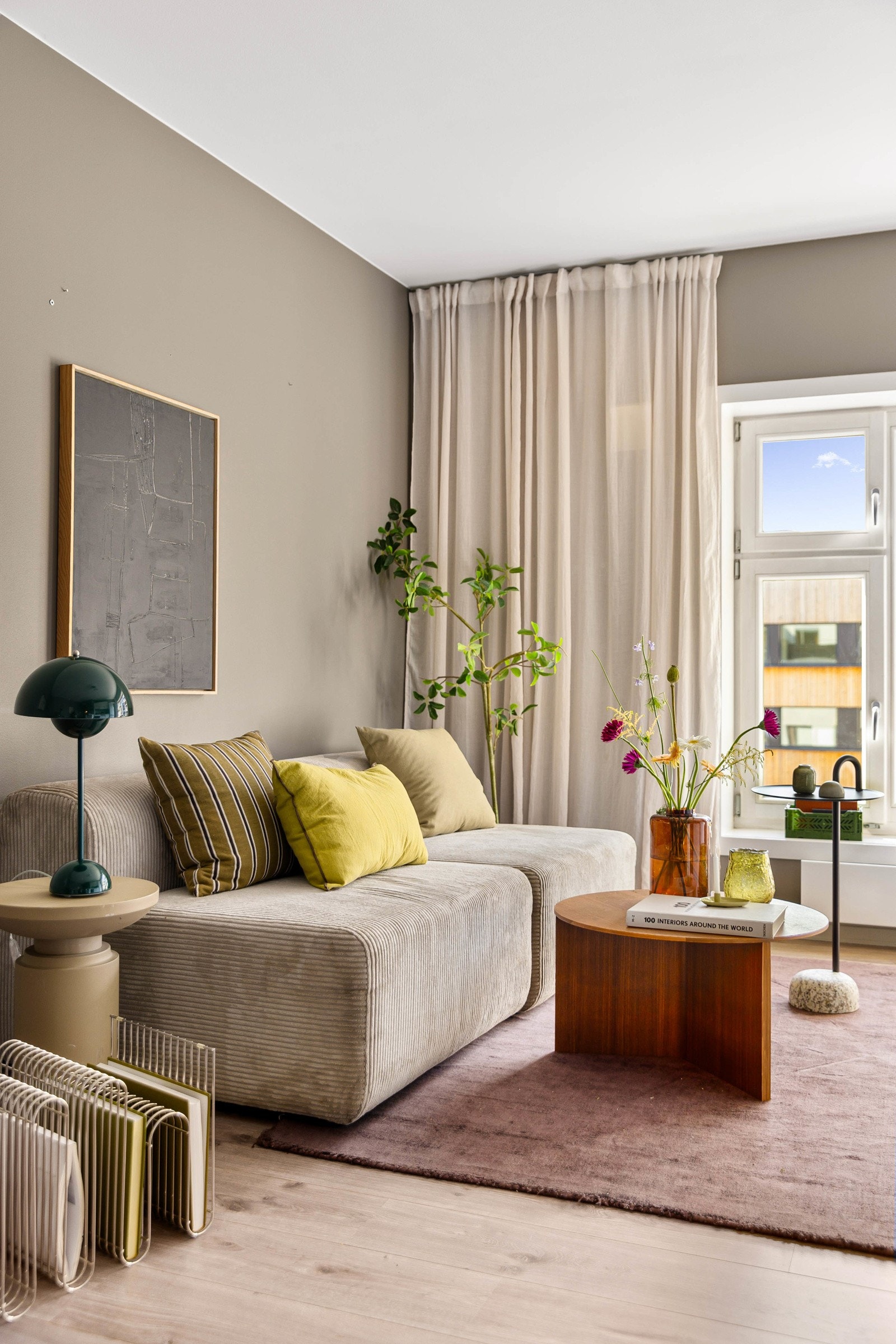 - Stuen har god plass til både sofa, bord og spisegruppe, noe som gjør det enkelt å invitere venner til både rolige filmkvelder, hyggelige middager eller sosiale sammenkomster. - Galleribilde