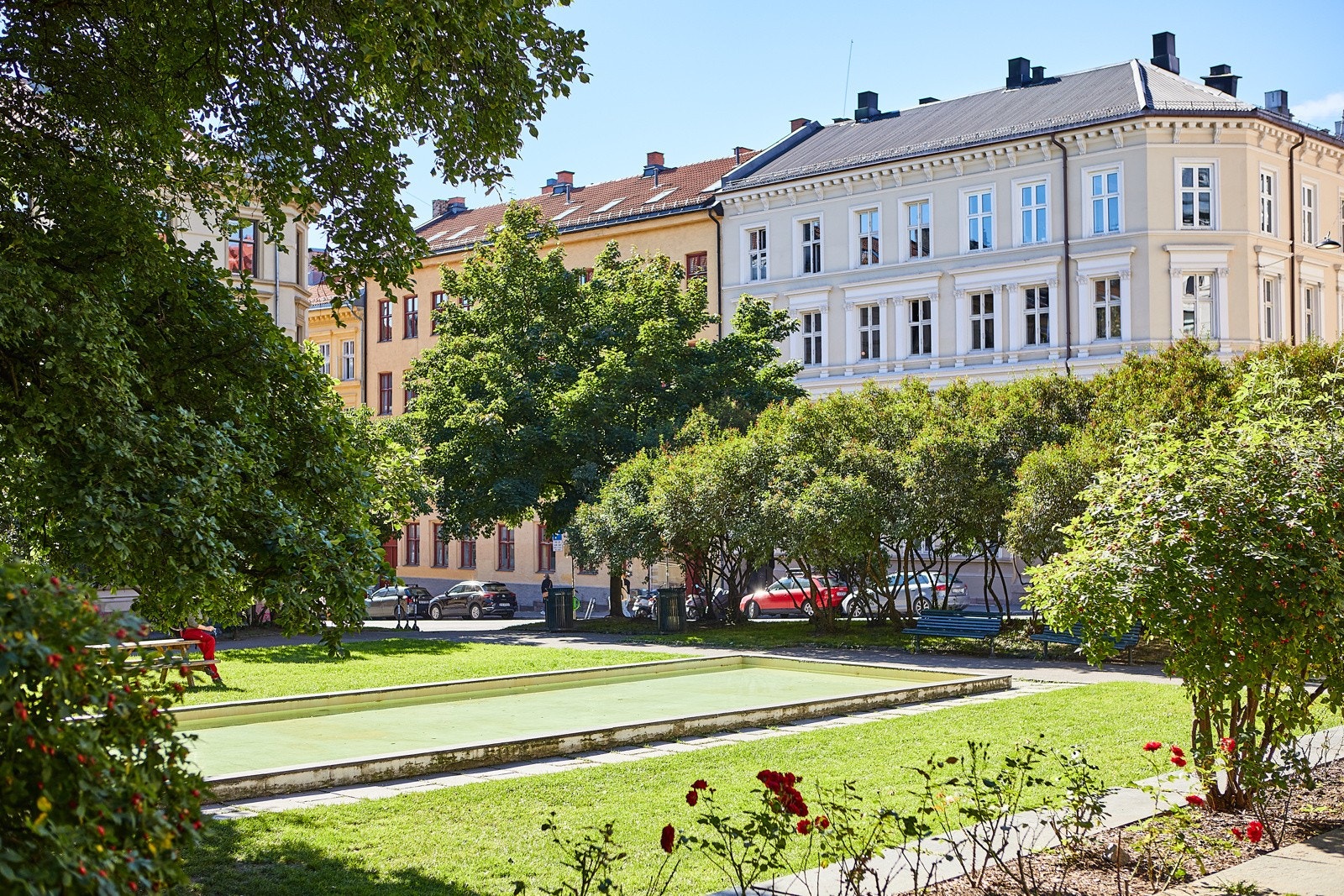 - Rundt leiligheten er du omringet av skjarmerende bygårder. - Galleribilde