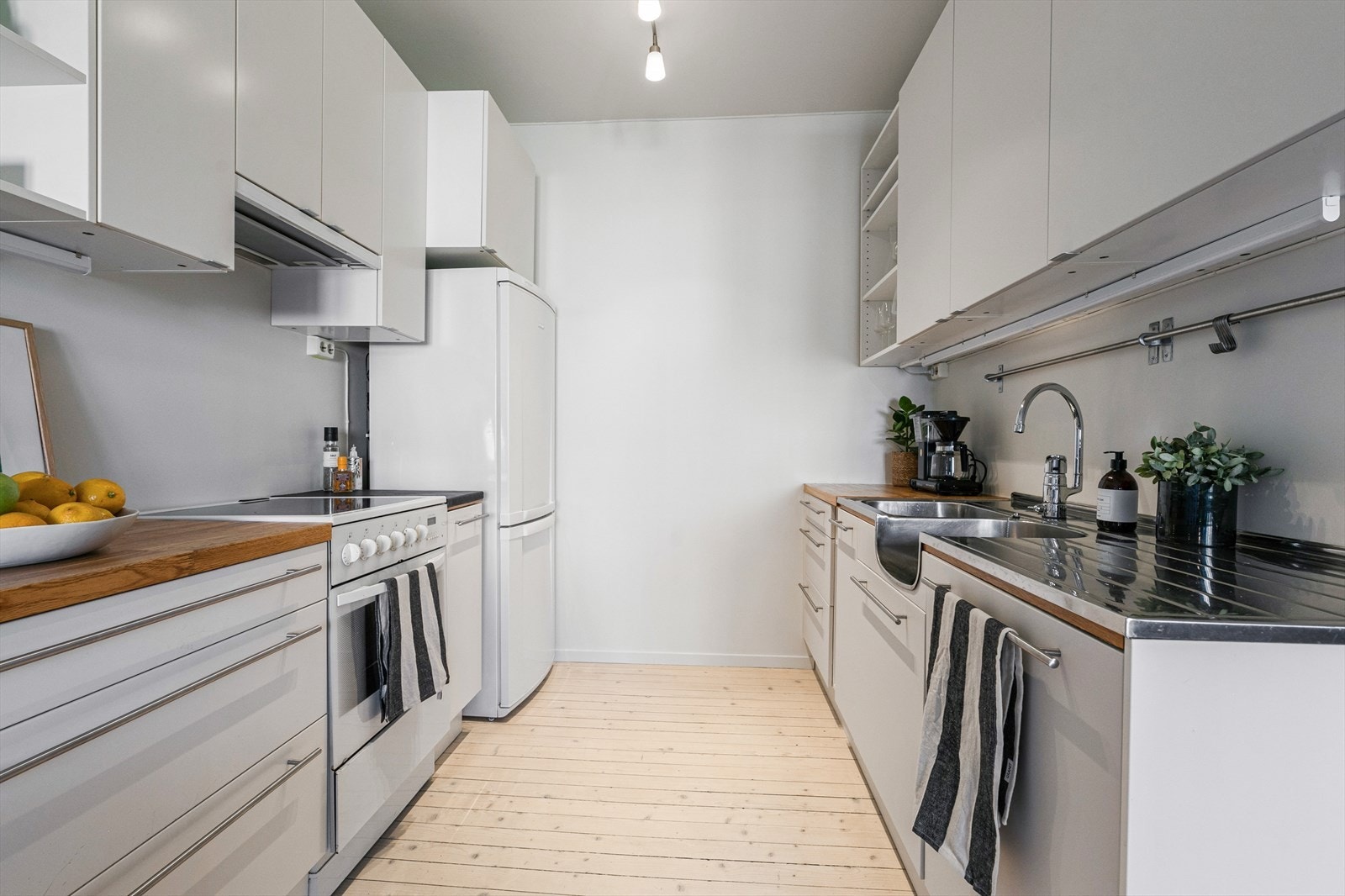 Selve kjøkkeninnredningen er praktisk plassert på hver langside av hjørnerommet. Galleribilde