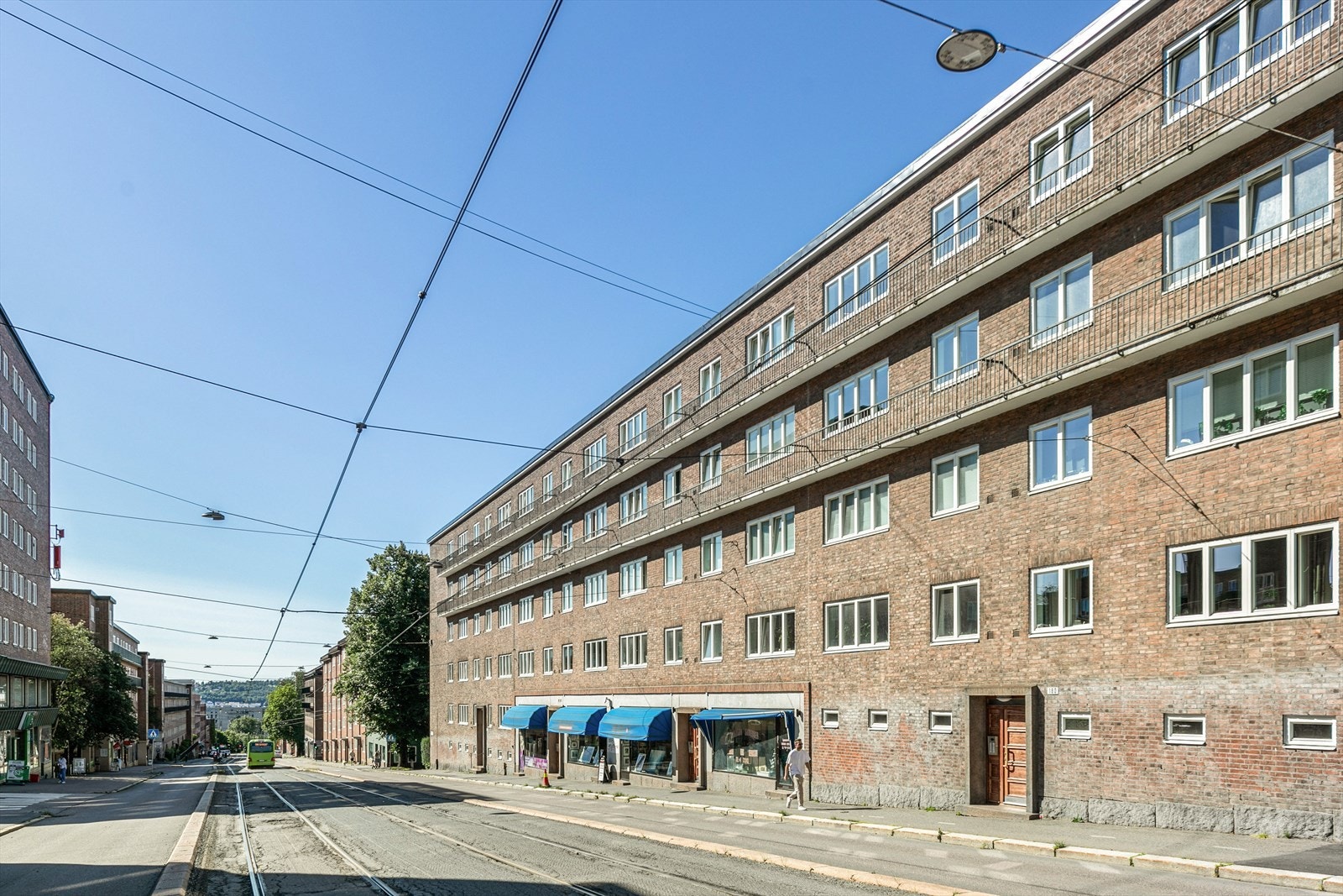 Her bor dere i et svært sentralt boligområde med kort vei til alt! Dere vil allikevel sette stor pris på at leiligheten vender mot rolig bakgård. Galleribilde