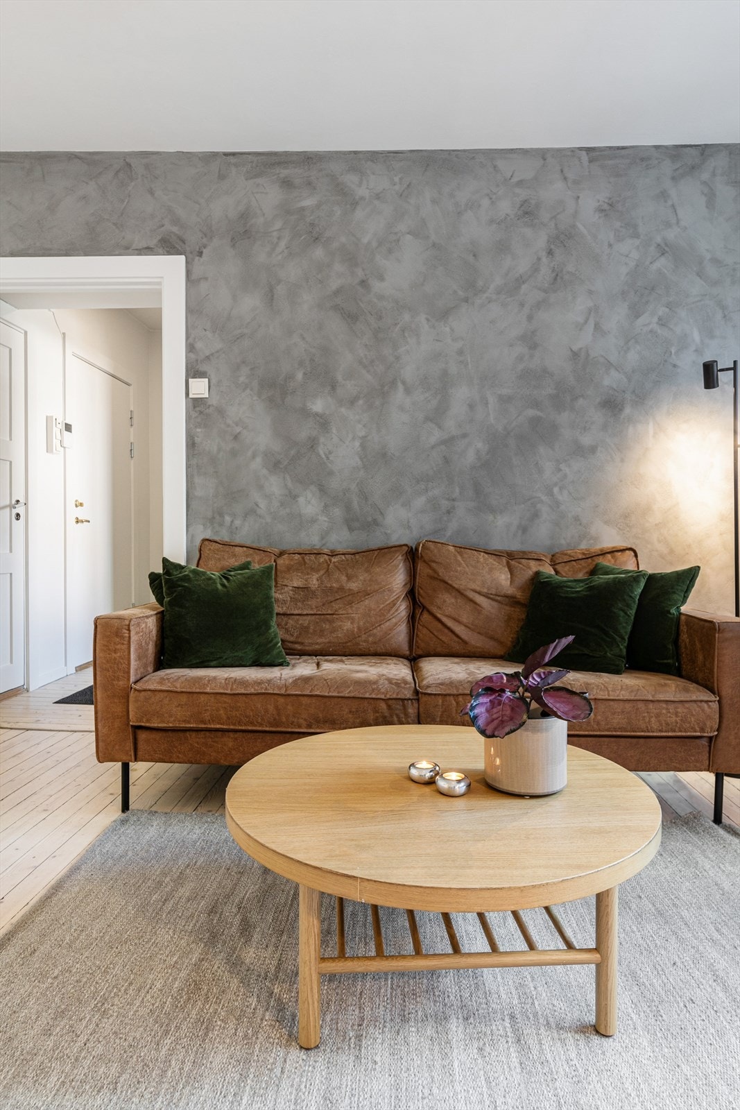 Den lekre kalkveggen bidrar med en lun følelse til et ellers lyst og luftig oppholdsrom. Galleribilde