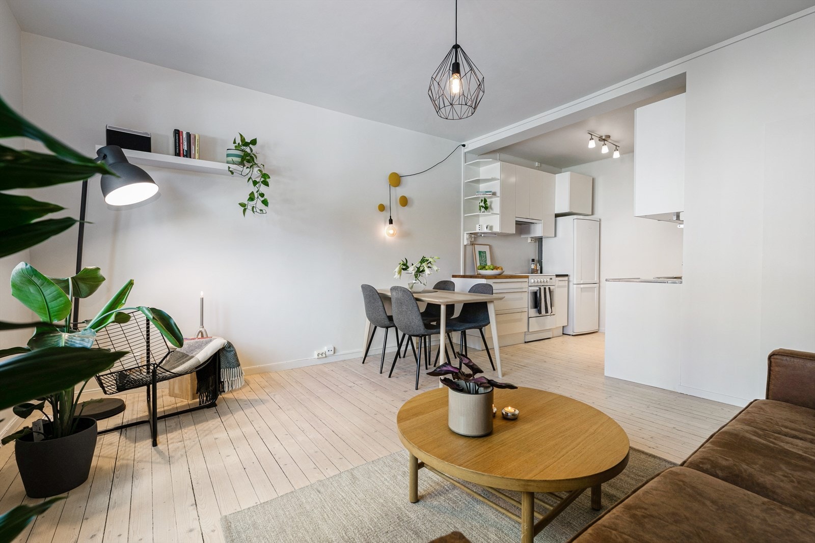 Her kan dere sosialisere og kokkelere på samme tid! Stuerommet er romslig med god plass til sofagruppe, bord og TV-benk. Fra stuen er det adkomst til en svært praktisk, innvendig bod med plass til alt av yttertøy, sko og vaskeutstyr. Galleribilde