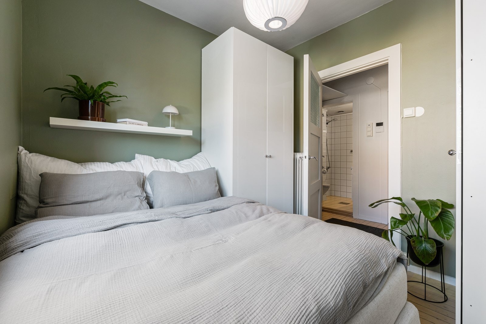 To garderobeskap gir plass til klær og sko. Veggene er malt i tidløs grønnfarge som harmonerer fint med det lyse tregulvet. Her er dere sikret en god natts søvn! Galleribilde