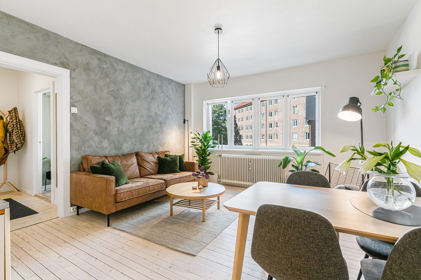 Velkommen til Trondheimsveien 180! Her får dere et lyst, gjennomført hjem dere kan flytte rett inn i. Vi ses på visning! Galleribilde