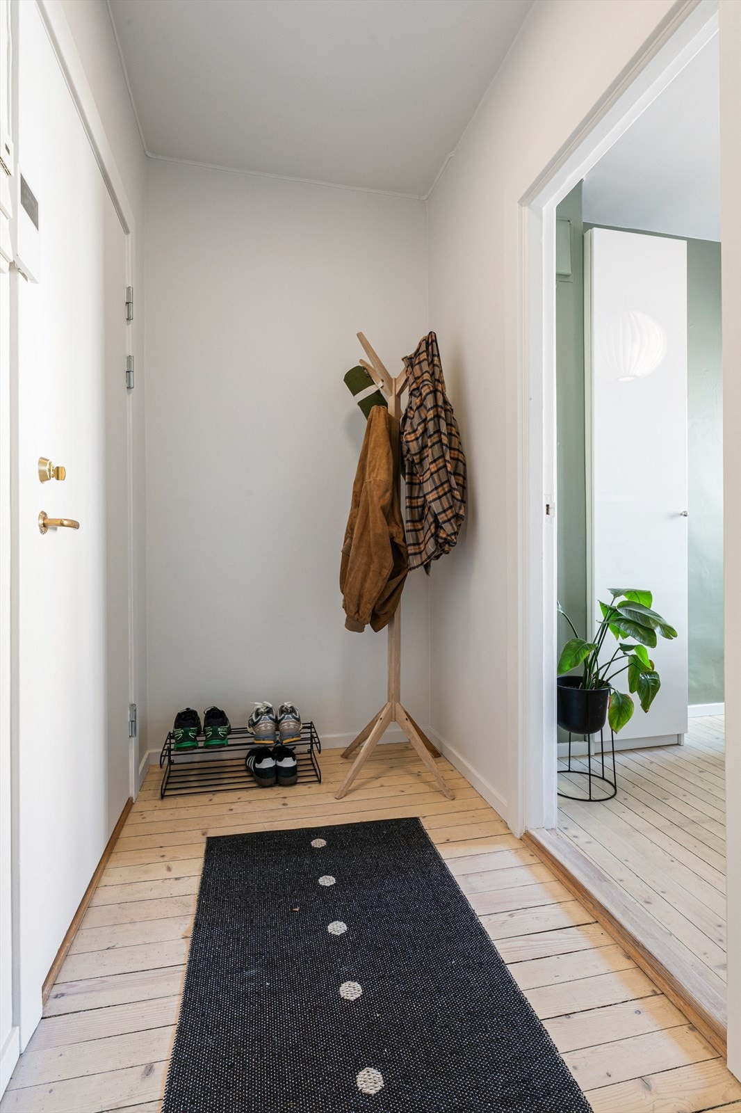 Gangen er praktisk med plass til yttertøy og sko. Det lune tregulvet og de lysmalte flatene gir et hyggelig førsteinntrykk. Velkommen inn! Galleribilde