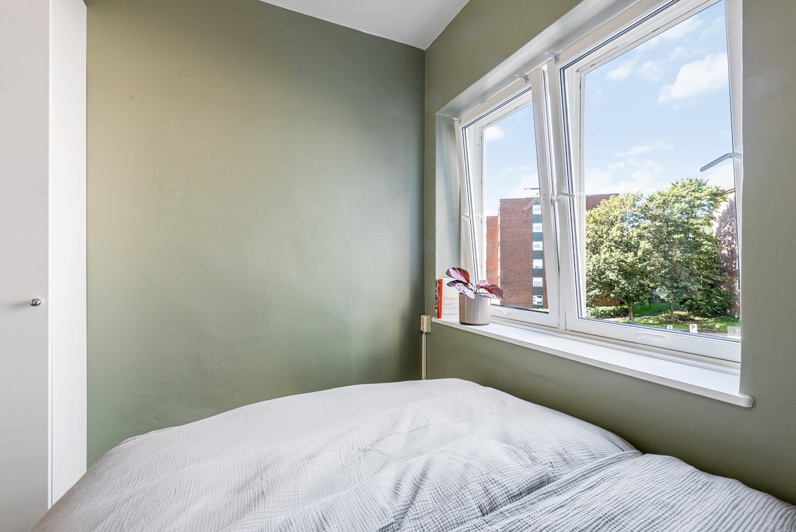 Det store vinduet med dyp karm gir mye lys og luft, så vel som oppbevaringsplass. Galleribilde