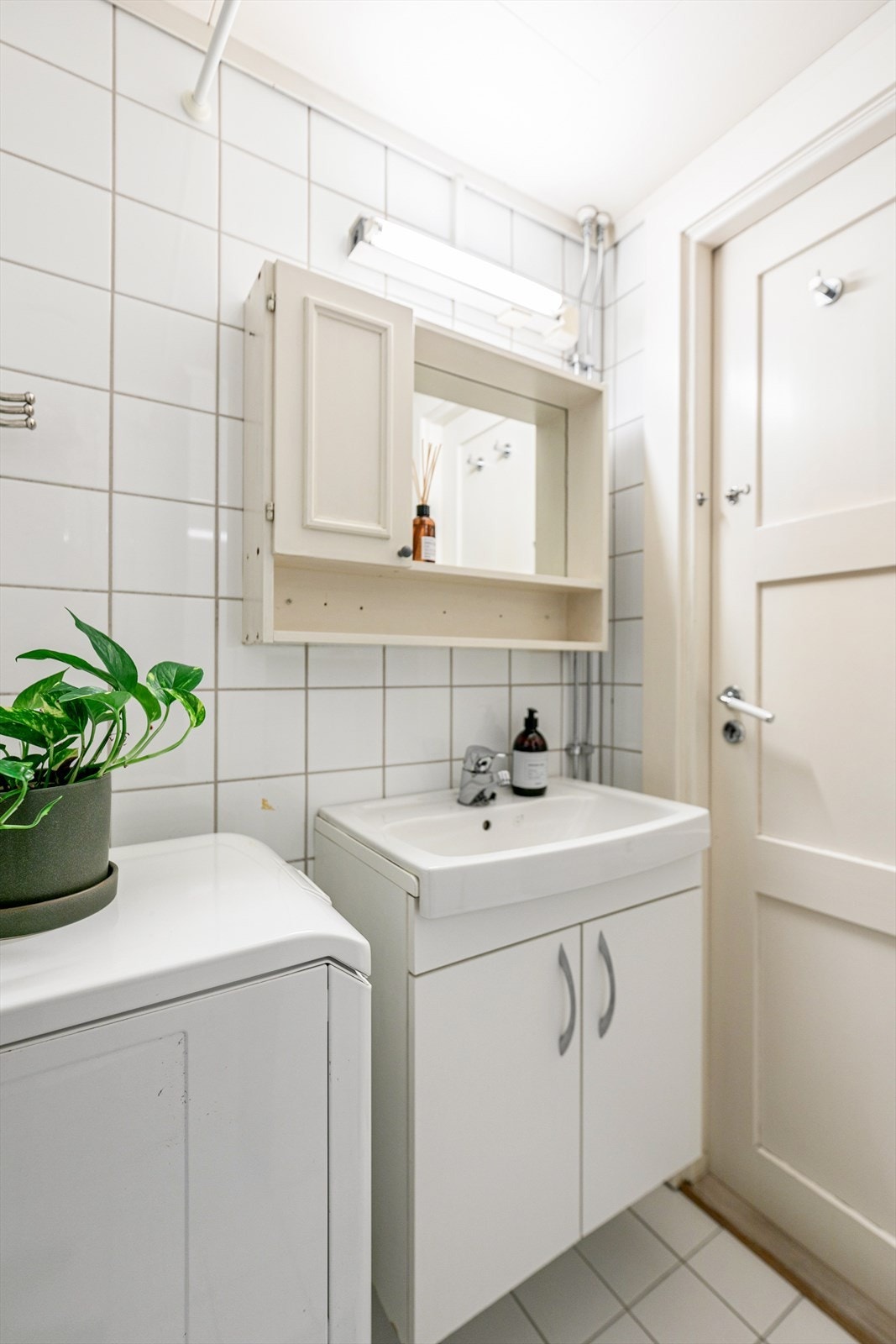 Pr i dag inneholder badet alt dere trenger med dusjplass med tilhørende garnityr, servant med underskap, speilskap med lys over, opplegg for vaskemaskin og wc. Her kan dere glede dere til å bli de første brukerne av et splitter nytt bad! Galleribilde