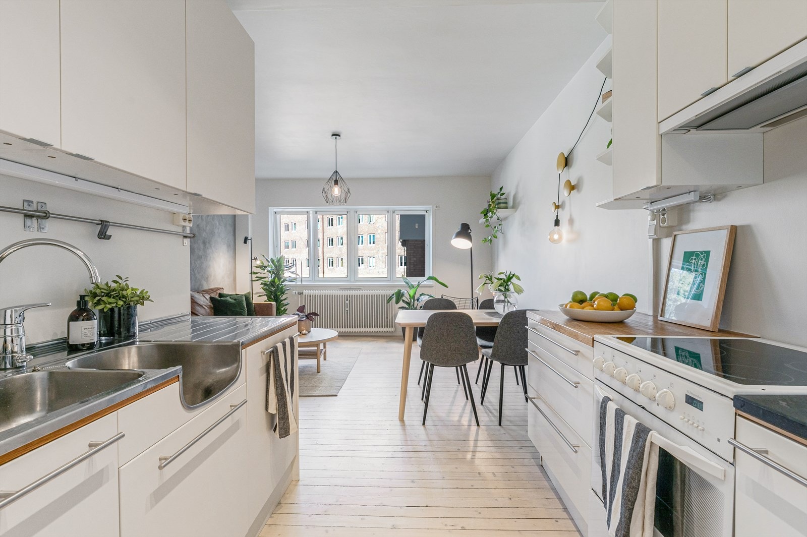 Av hvitevarer følger oppvaskmaskin, stekeovn og kjøleskap. Galleribilde