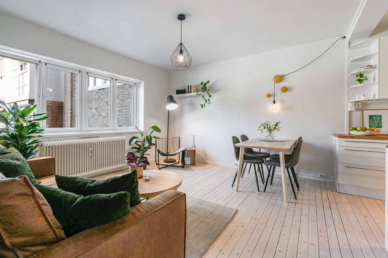 Leiligheten har en sosial, åpen løsning mellom stue og kjøkken, noe dagens eier selv har satt stor pris på. Her kan dere sosialisere og kokkelere på samme tid! Galleribilde