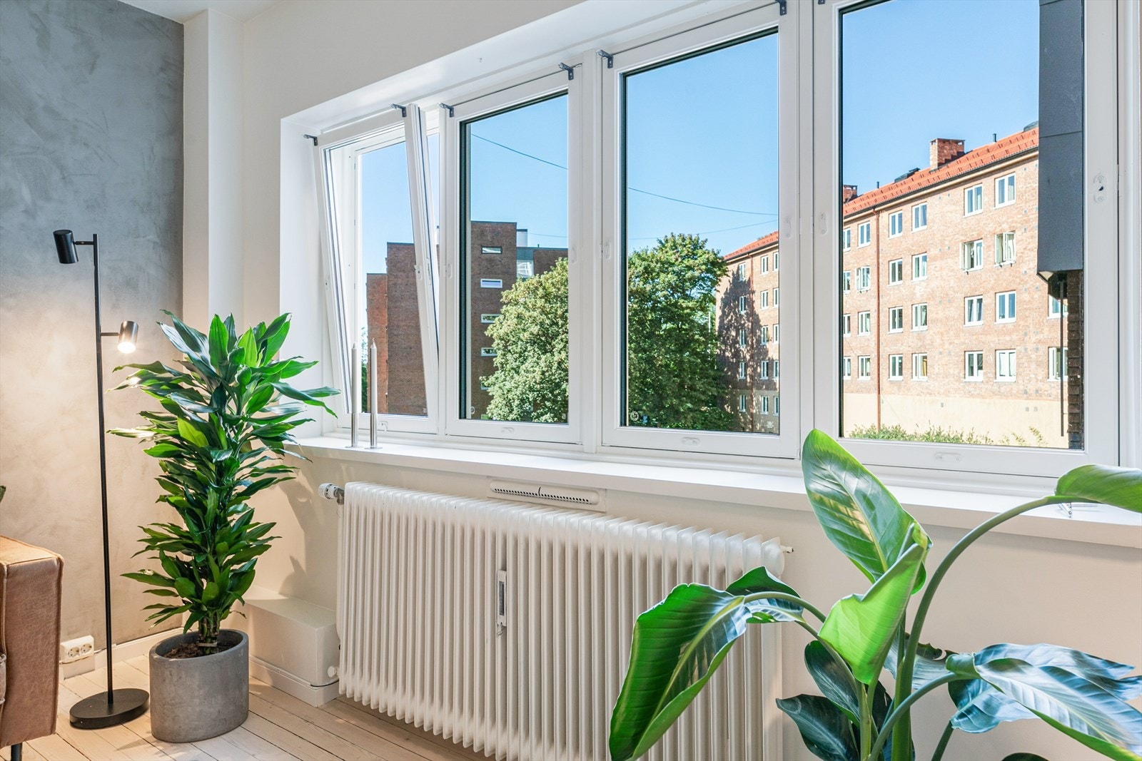 Legg merke til de store vinduene fra 2020 med dype karmer som slipper inn rikelig med lys og luft i rommet, så vel som hyggelig utsyn mot bakgården. Galleribilde