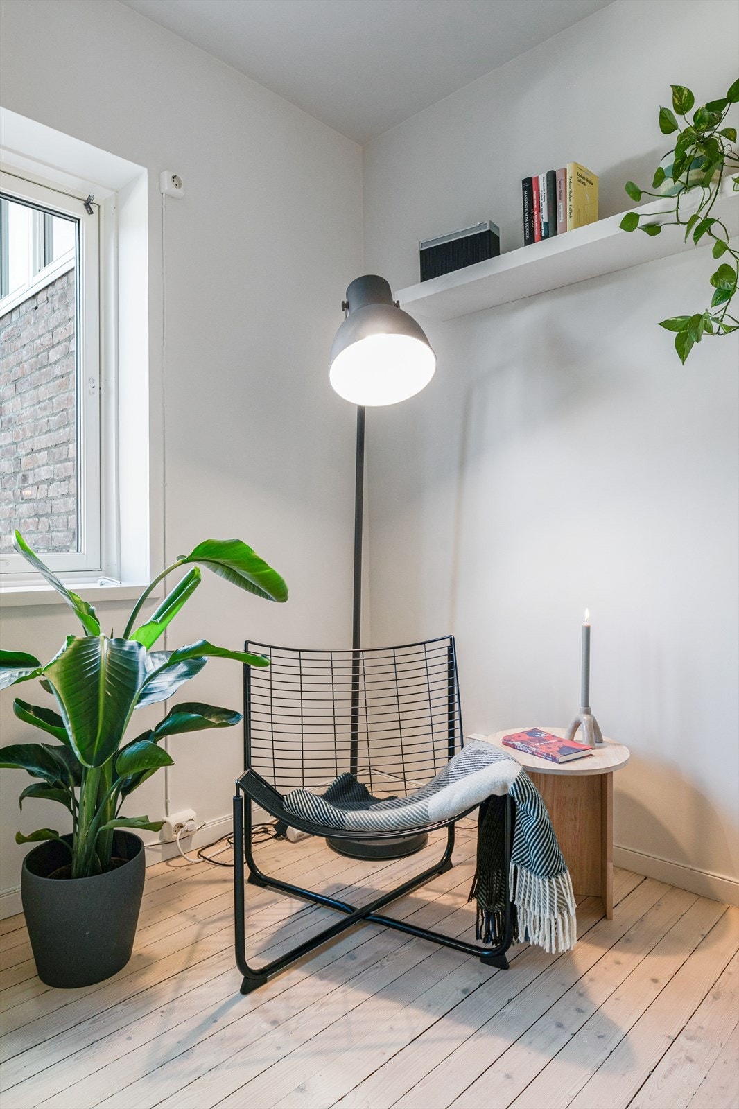 Alle vegger ble sparklet og malt i 2024, noe som gir rommet et moderne uttrykk. Det lekre tregulvet er også slipt og voksbehandlet i nyere tid. Galleribilde