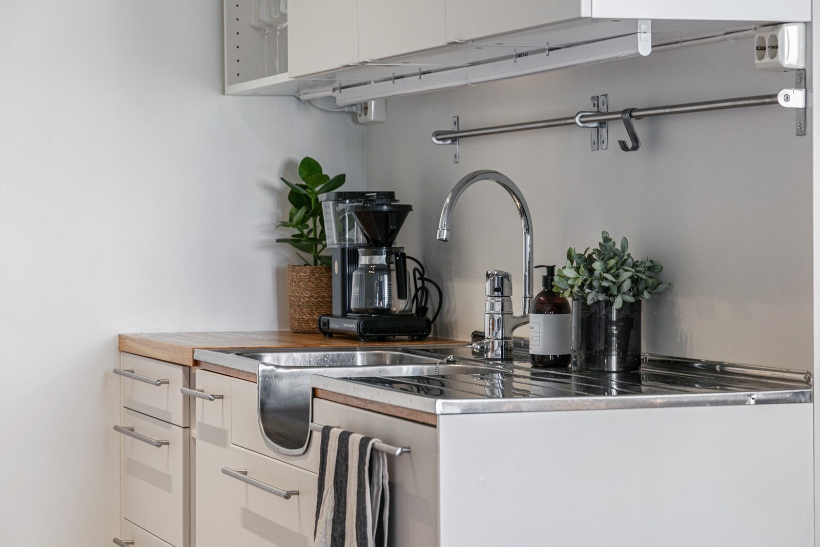 Innredningen er fra Ikea og har hvite fronter og heltre benkeplate. Det er godt med oppbevaringsplass i skuffer og skap som gjør det enkelt å holde orden. Galleribilde