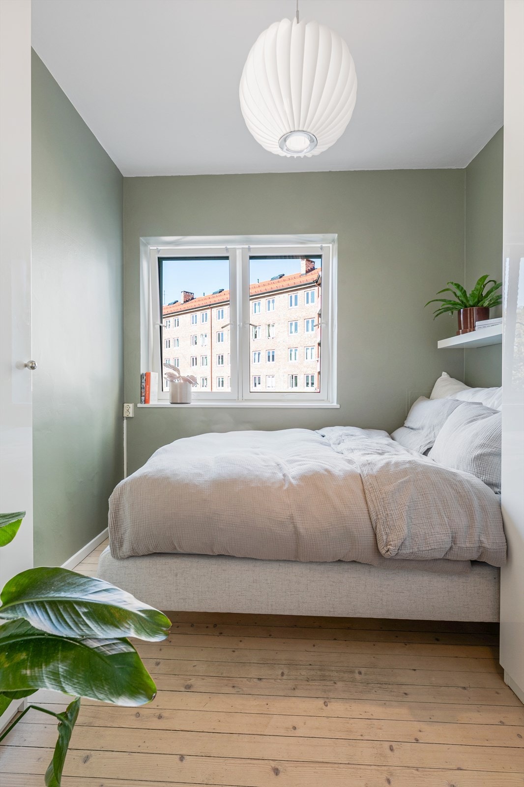 Soverommet er lyst og luftig, og vender mot stille bakgård. Her er det plass til dobbeltseng og nattbord. Galleribilde