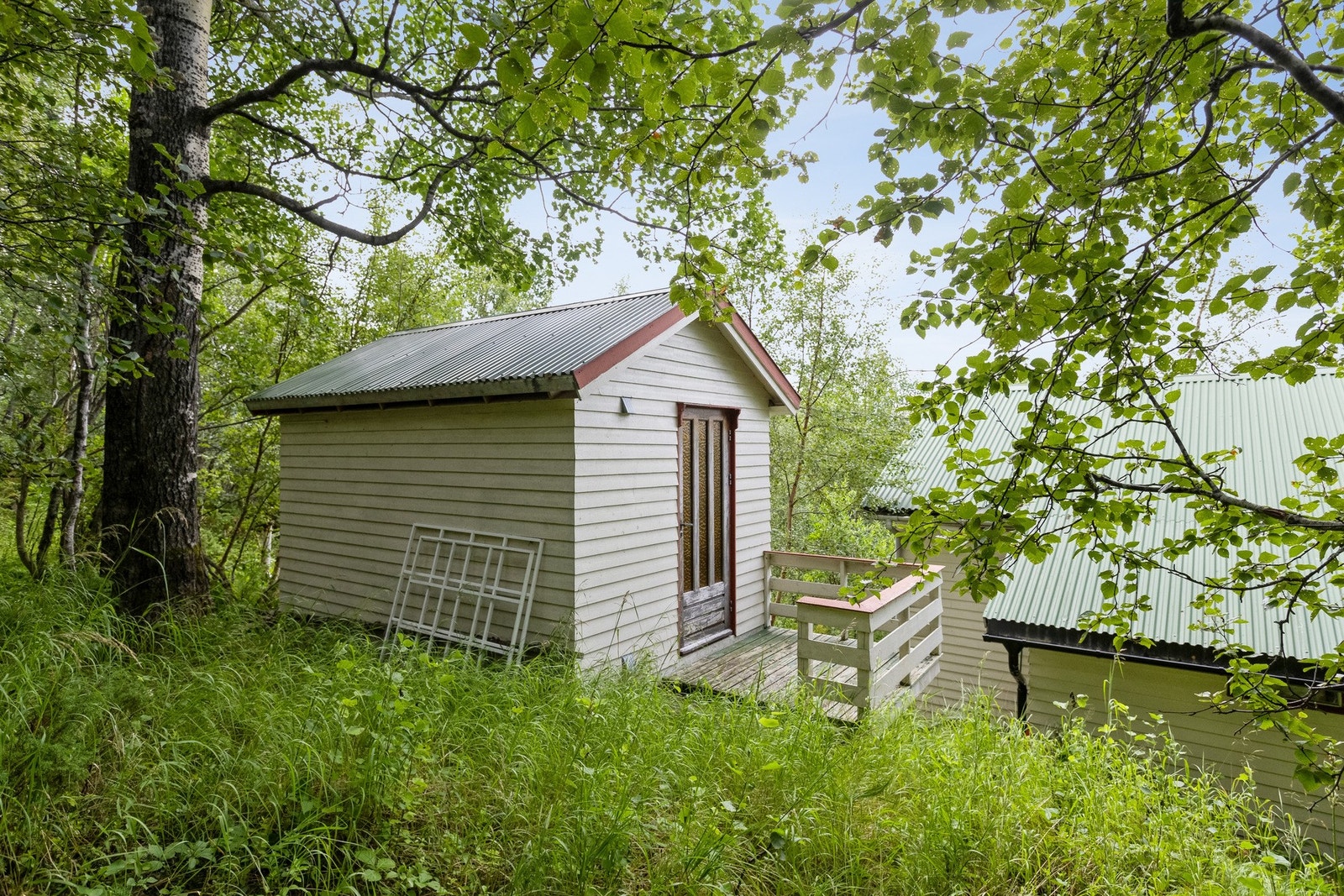 Anneks like utenfor med koselig veranda. Galleribilde