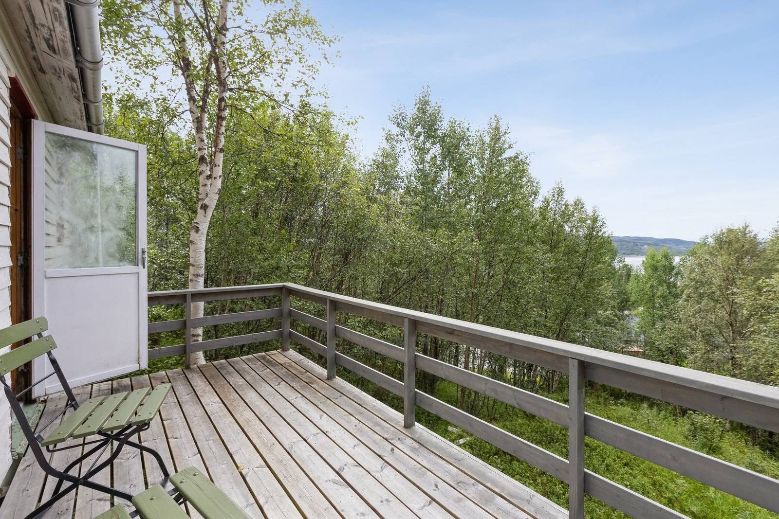 Super uteplass med fuglekvitter og fred. Galleribilde