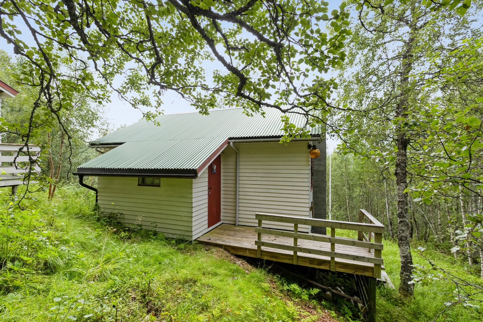 Bakside, hytte. Inngangsparti. Galleribilde