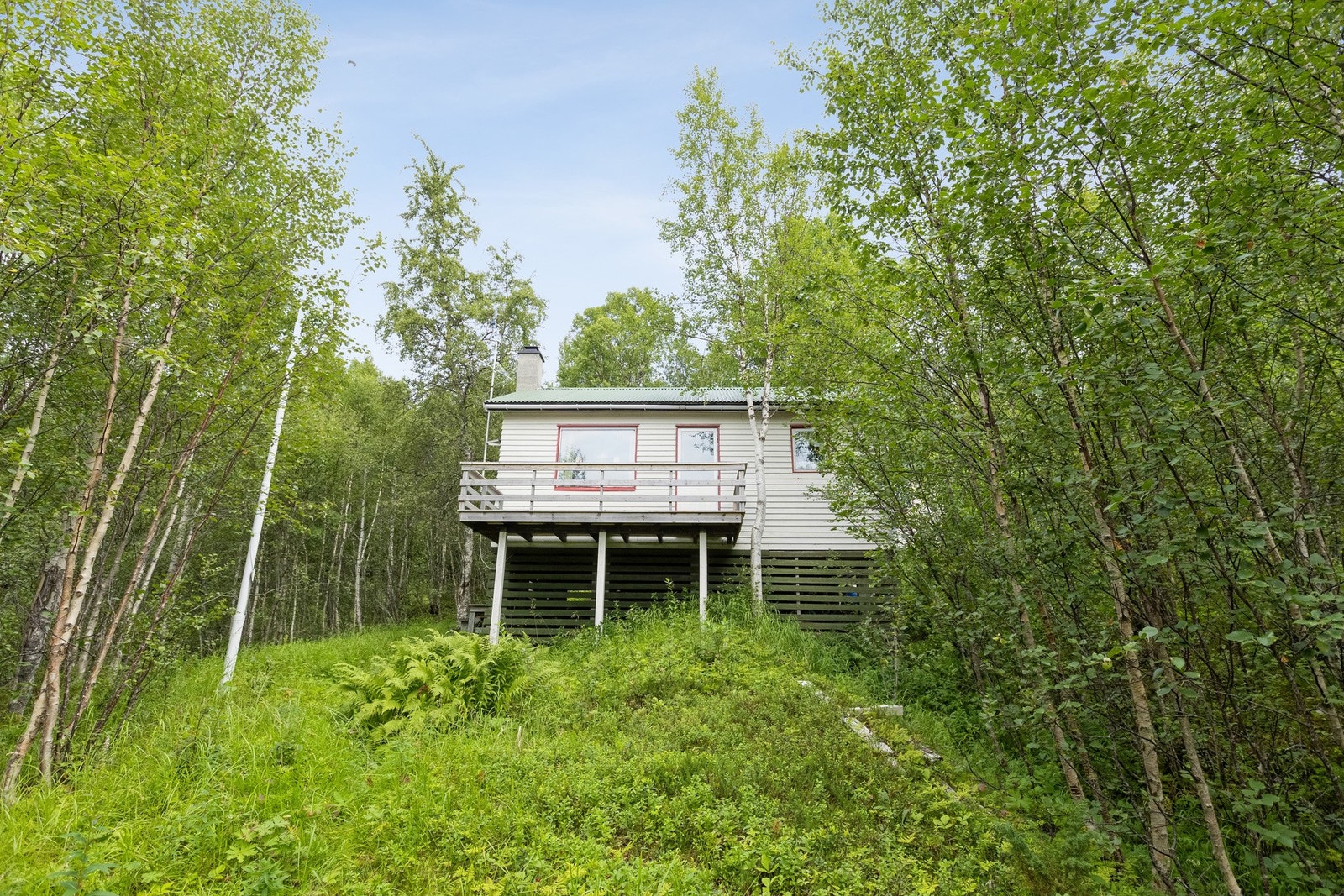 Hytta har like i underkant av 1 mål tomt med tinglyst rett til vei og båtfeste ved sjøen. Galleribilde