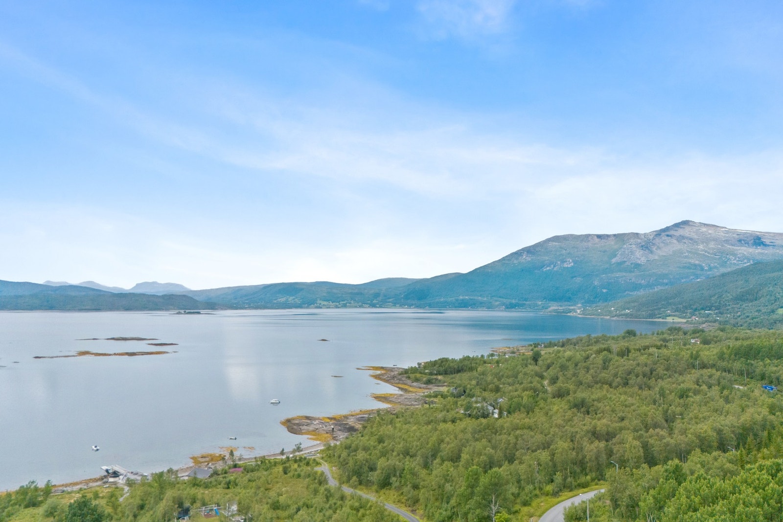 Til Harstad/Narvik Lufthavn er det ca 2 mil å kjøre. Galleribilde