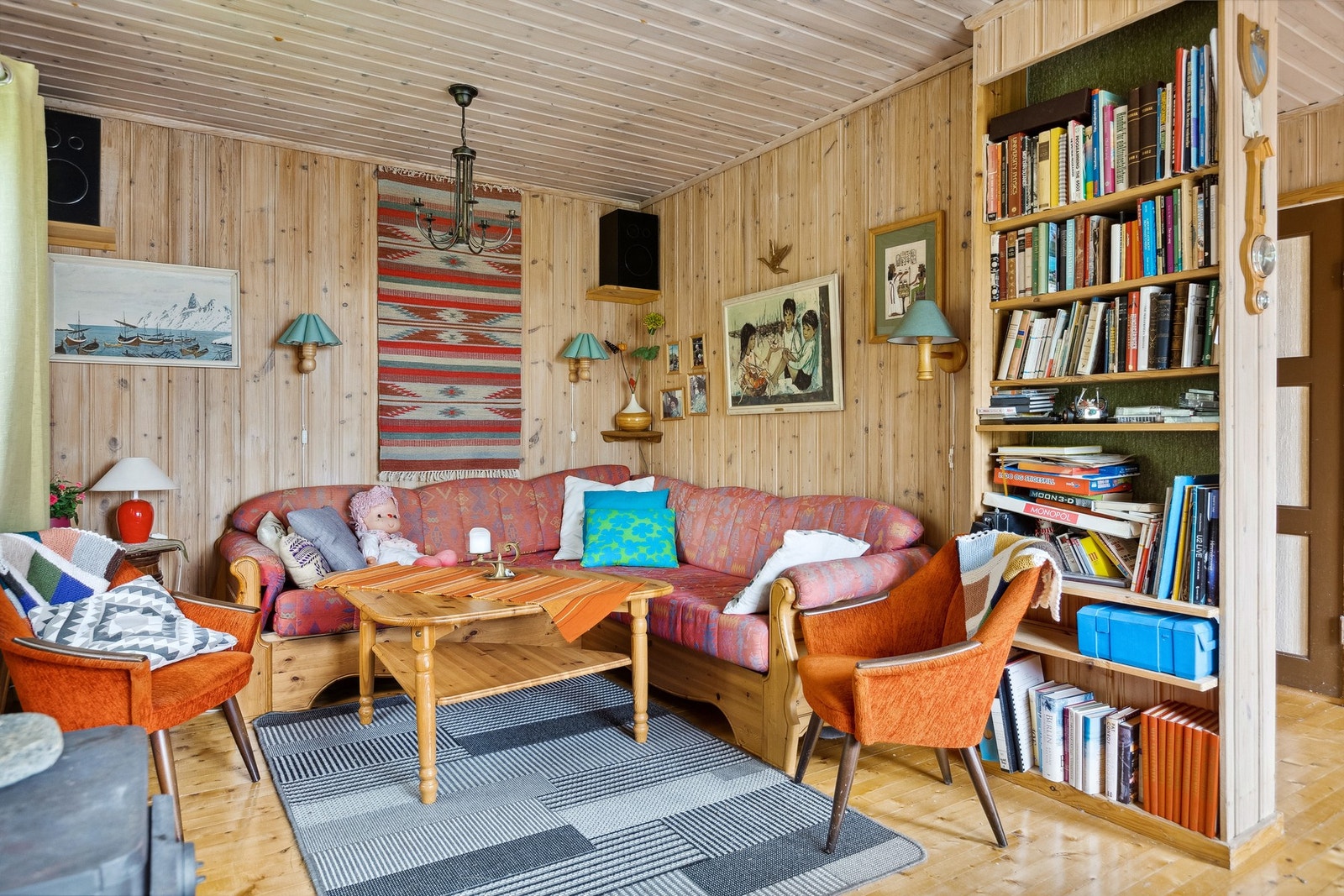 Hytta varmes fort opp med vedovnen. Galleribilde