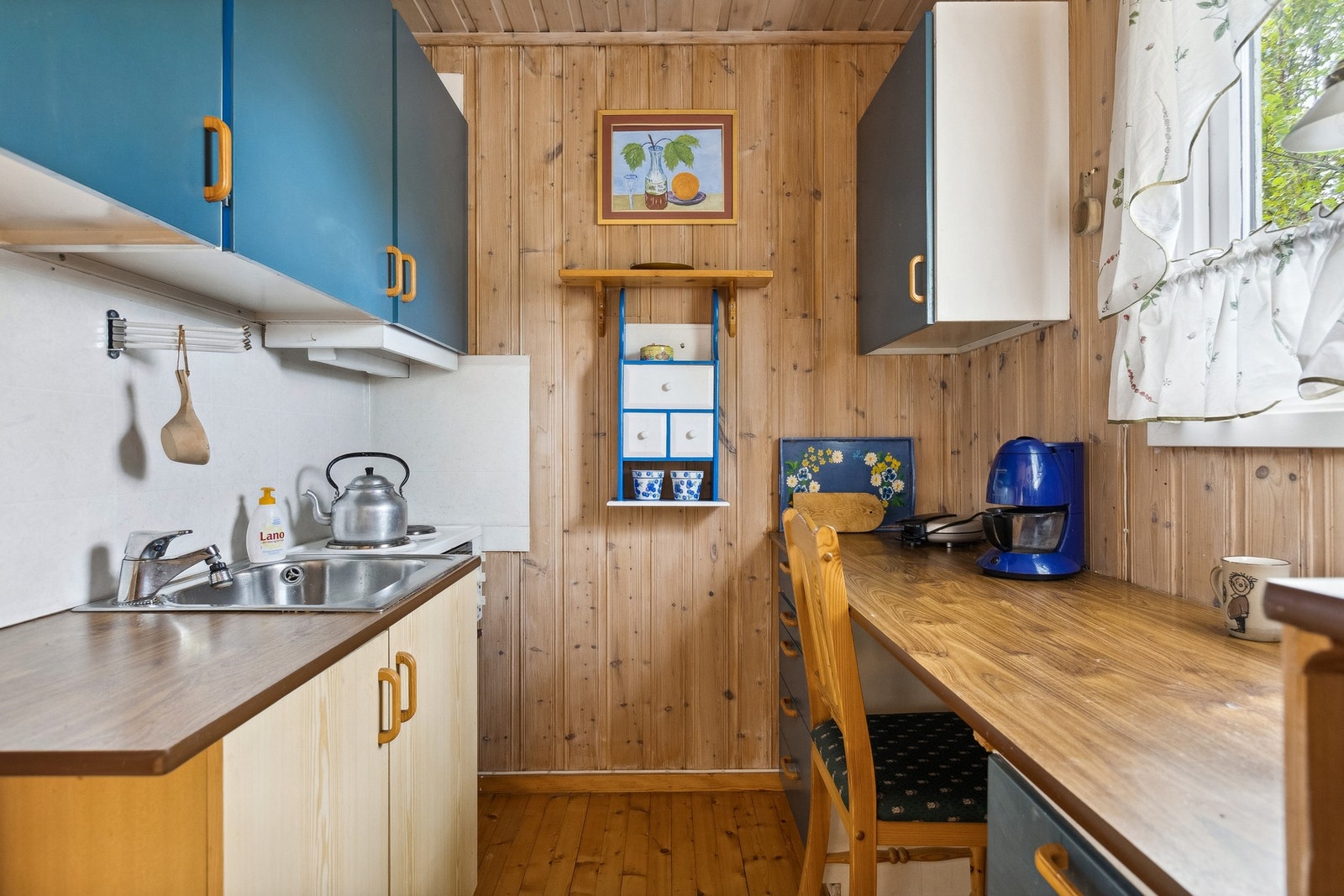 Enkelt hyttekjøkken med sommervann fra bekk. Galleribilde