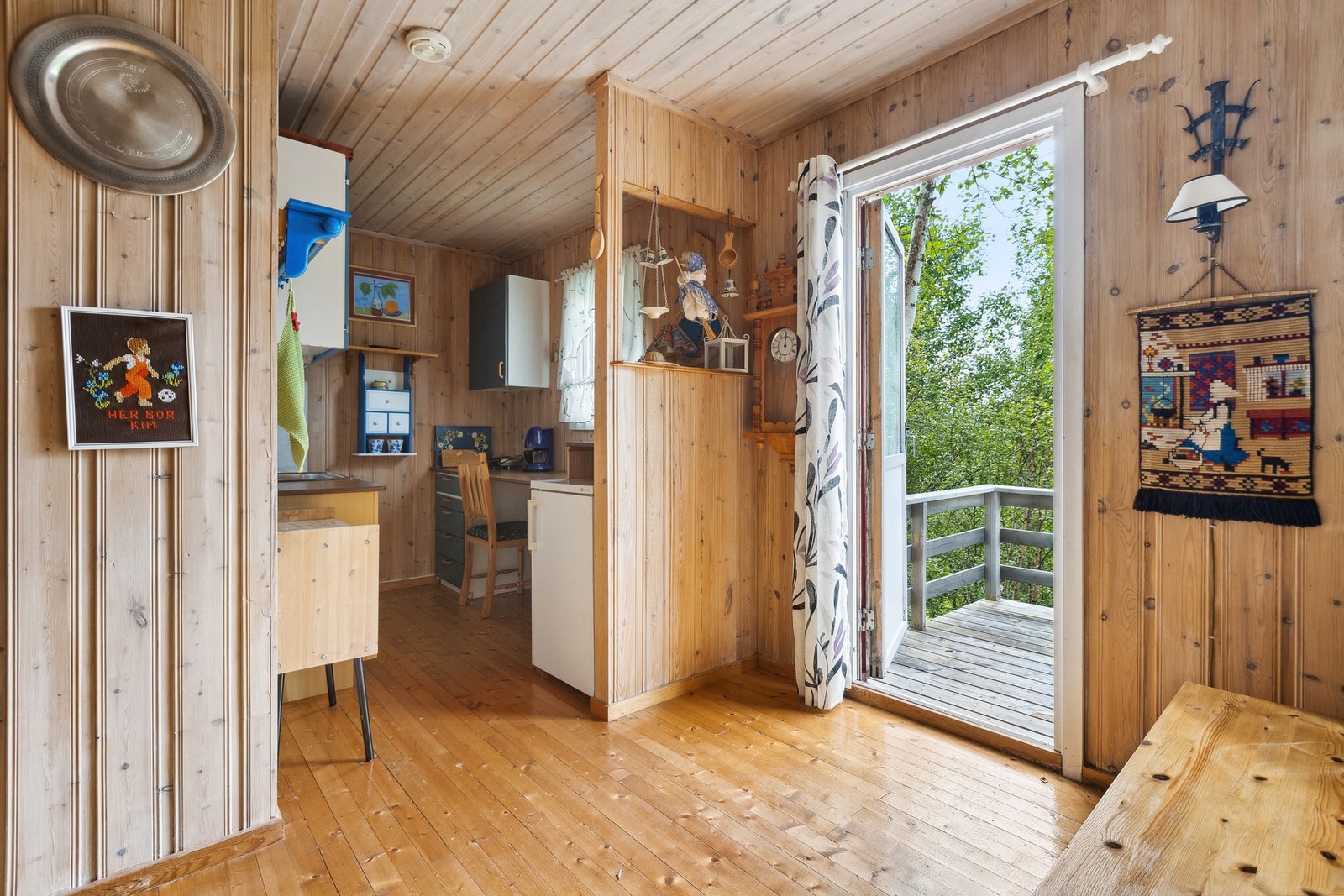 Adkomst kjøkken og dør til veranda. Galleribilde