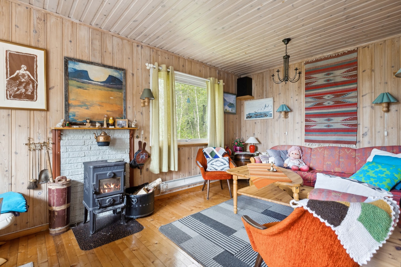 Koselig indre del av stua med vedfyringsovn for de kalde dagene. Galleribilde