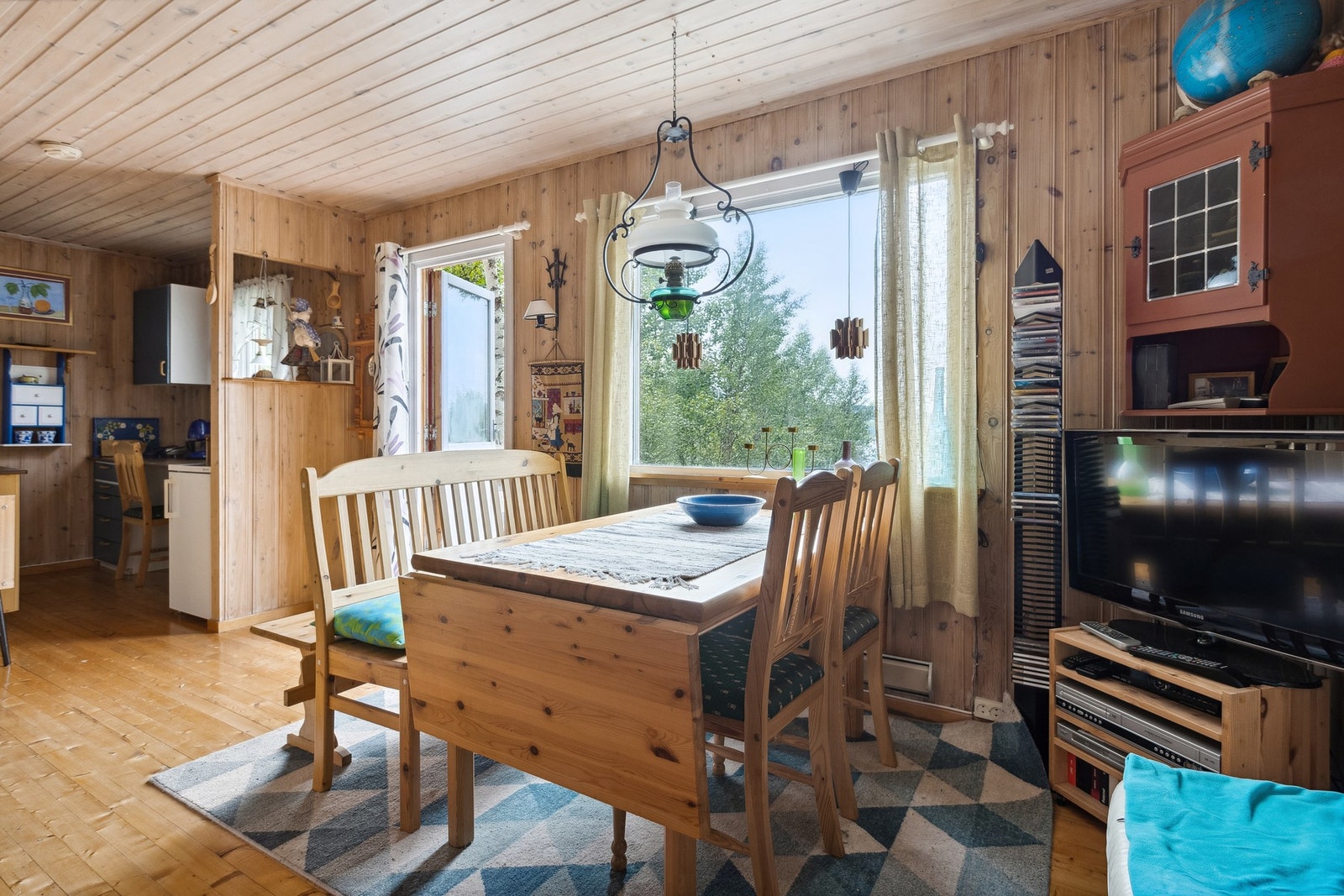 Spisebord ved vinduet gir fint lys og landlig utsikt. Galleribilde