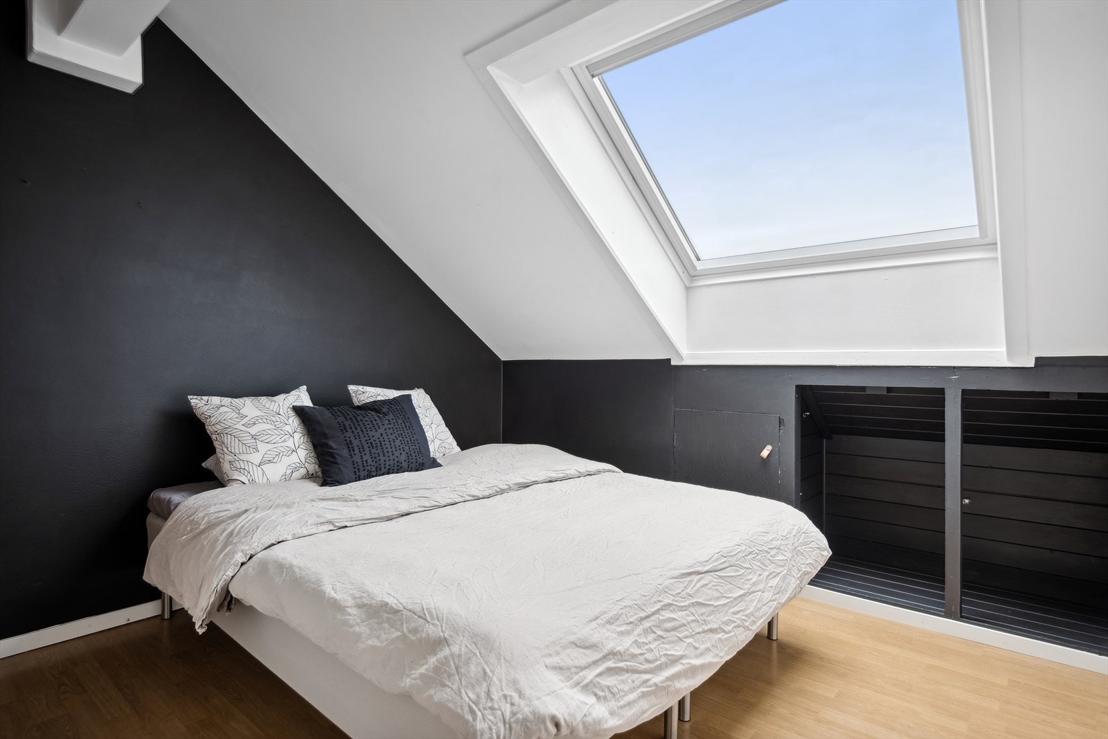 Soverom 2 har utsikt mot Årstad og Ulriken. Her er det også god plass til større garderobeskap, i tillegg til oppbevaring i rom ved skråtaket. Galleribilde