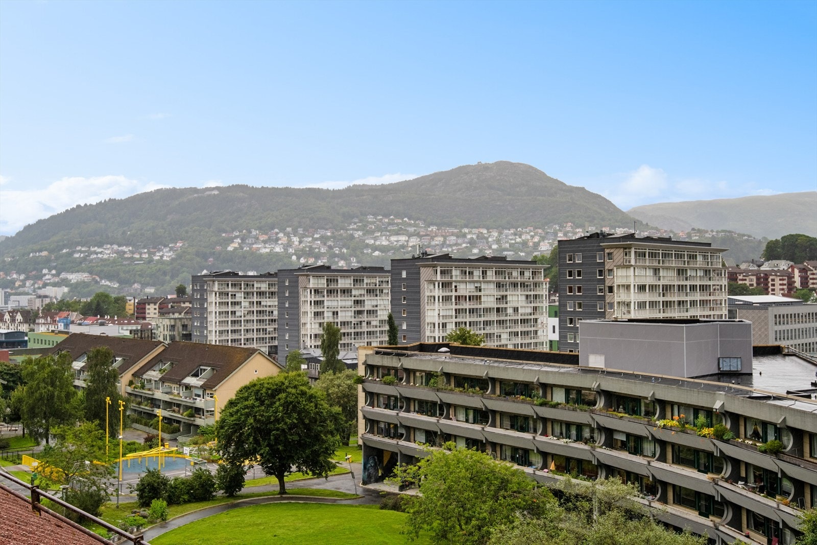 Nærområdet er barnevennlig og har kort avstand til barnehager og Ny Krohnborg skole, noe som gjør det ideelt for mindre familier. Galleribilde