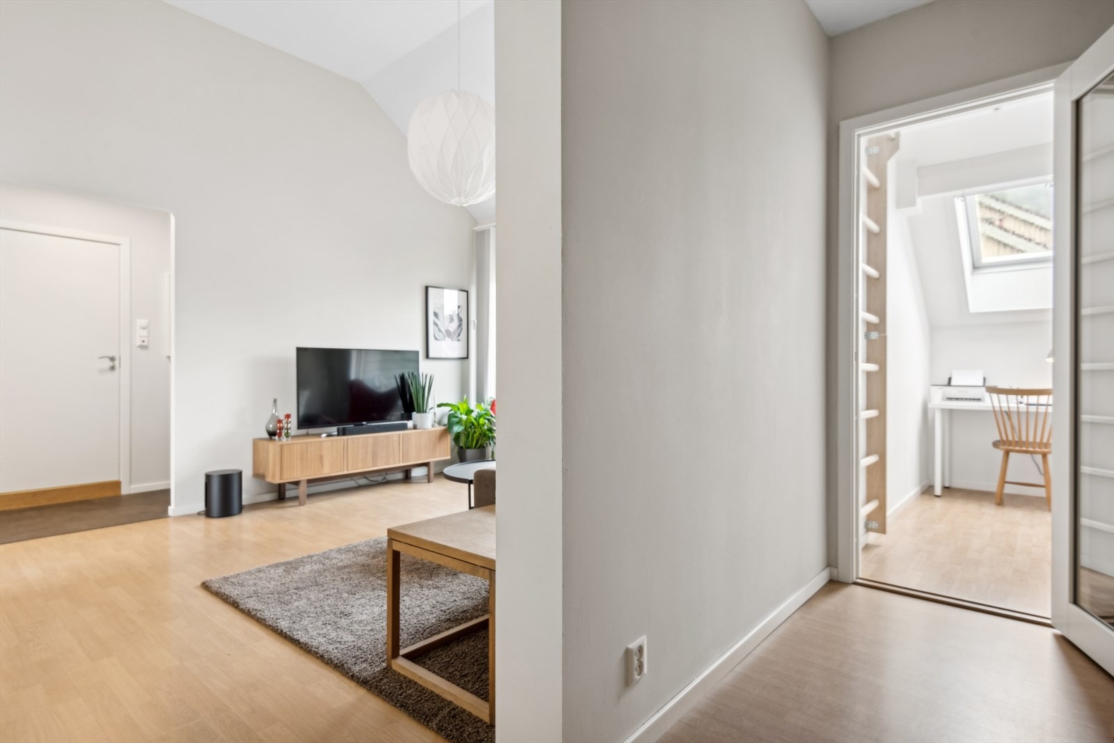 Videre fra entréen har vi leilighetens kontor på ca. 3kvm med laminat og montert ribbevegg. Galleribilde