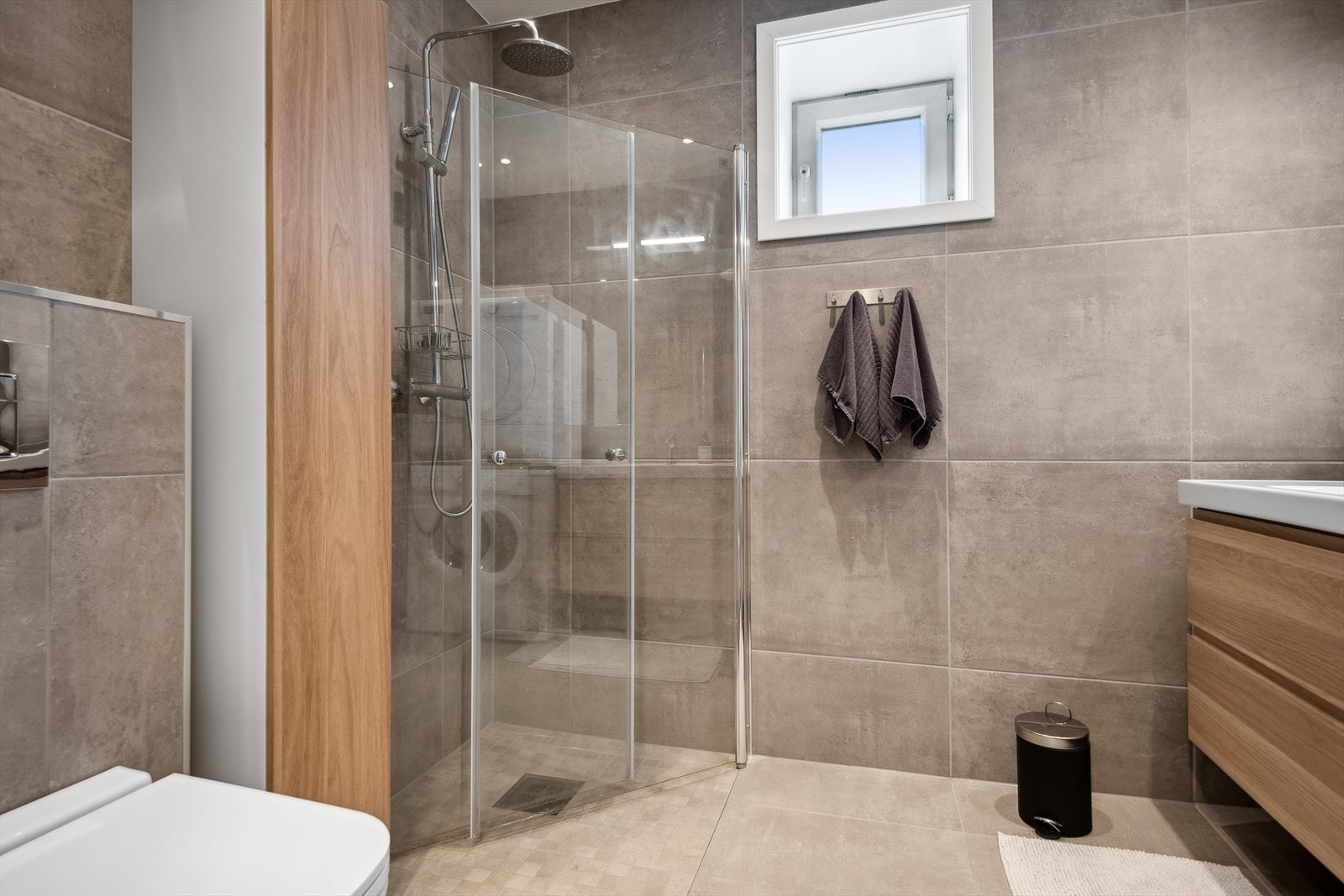 Pent helfliset bad fra 2020. Downlights i tak, varmekabler i gulv. Galleribilde