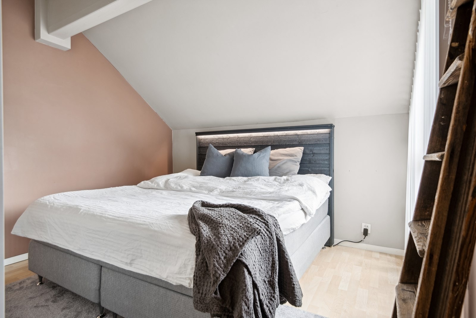 Hovedsoverom på 11 kvm med plassbygget skyvedørs garderobe. Galleribilde