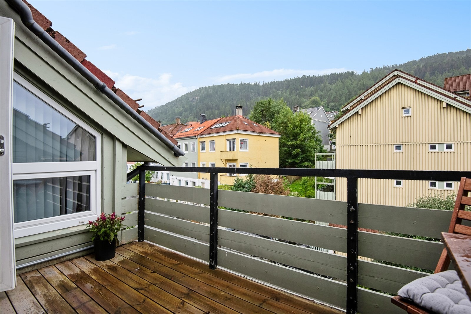 Vestvendt altan på ca. 6,5 m², med terrassebord på betongdekke. Galleribilde