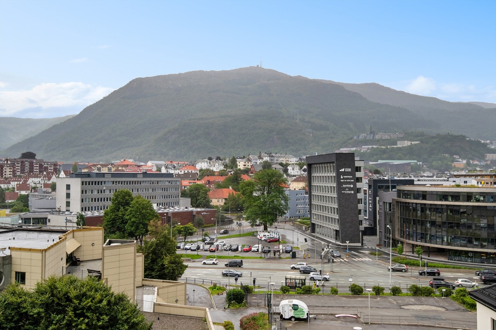 Utsikt fra kjøkkenet mot Ulriken. Selv så nært buss og bybane merker en lite til støy fra de trafikkerte veiene i området. Galleribilde