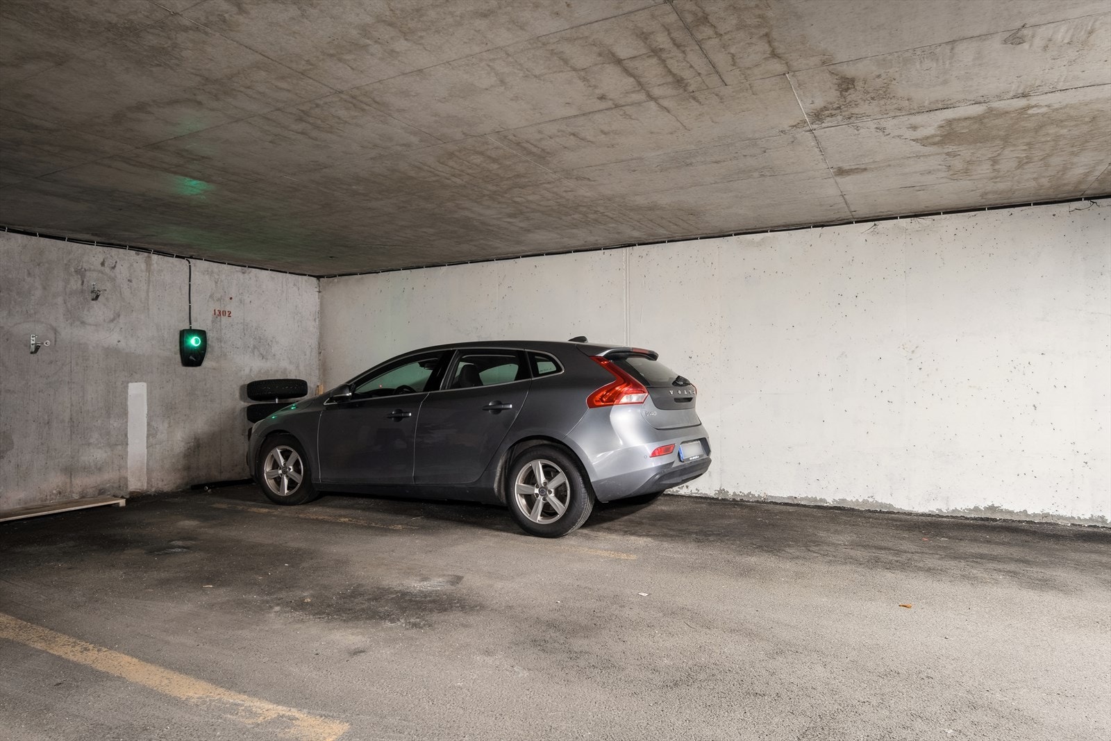 Parkeringplass med el-bil lader (montert i 2020) disponeres av andelen. P-plass er merket nr. 1302. Galleribilde