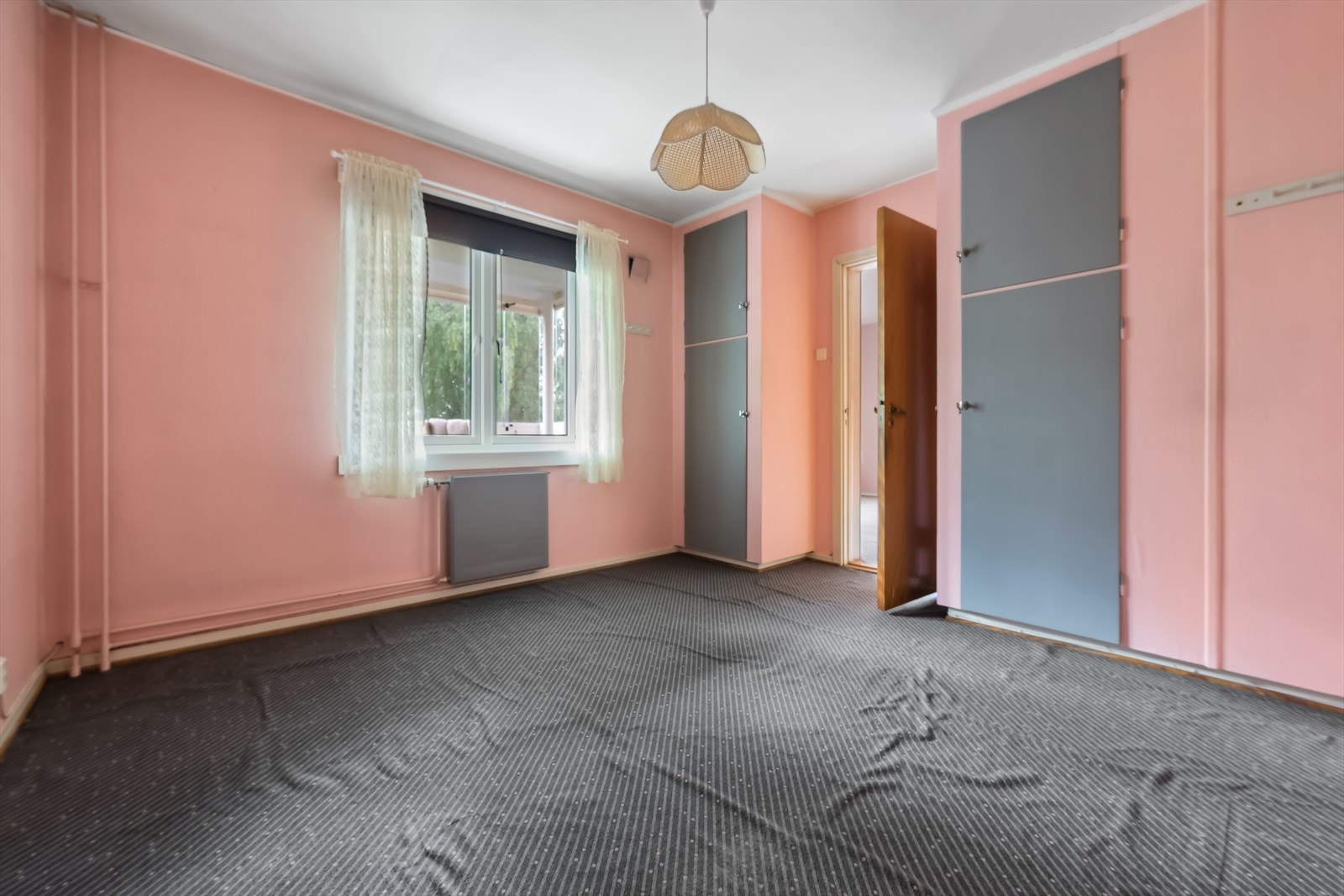 Det er to gode soverom i denne leiligheten. Hovedsoverommet har adkomst fra stue og oppleves som meget romslig. Galleribilde