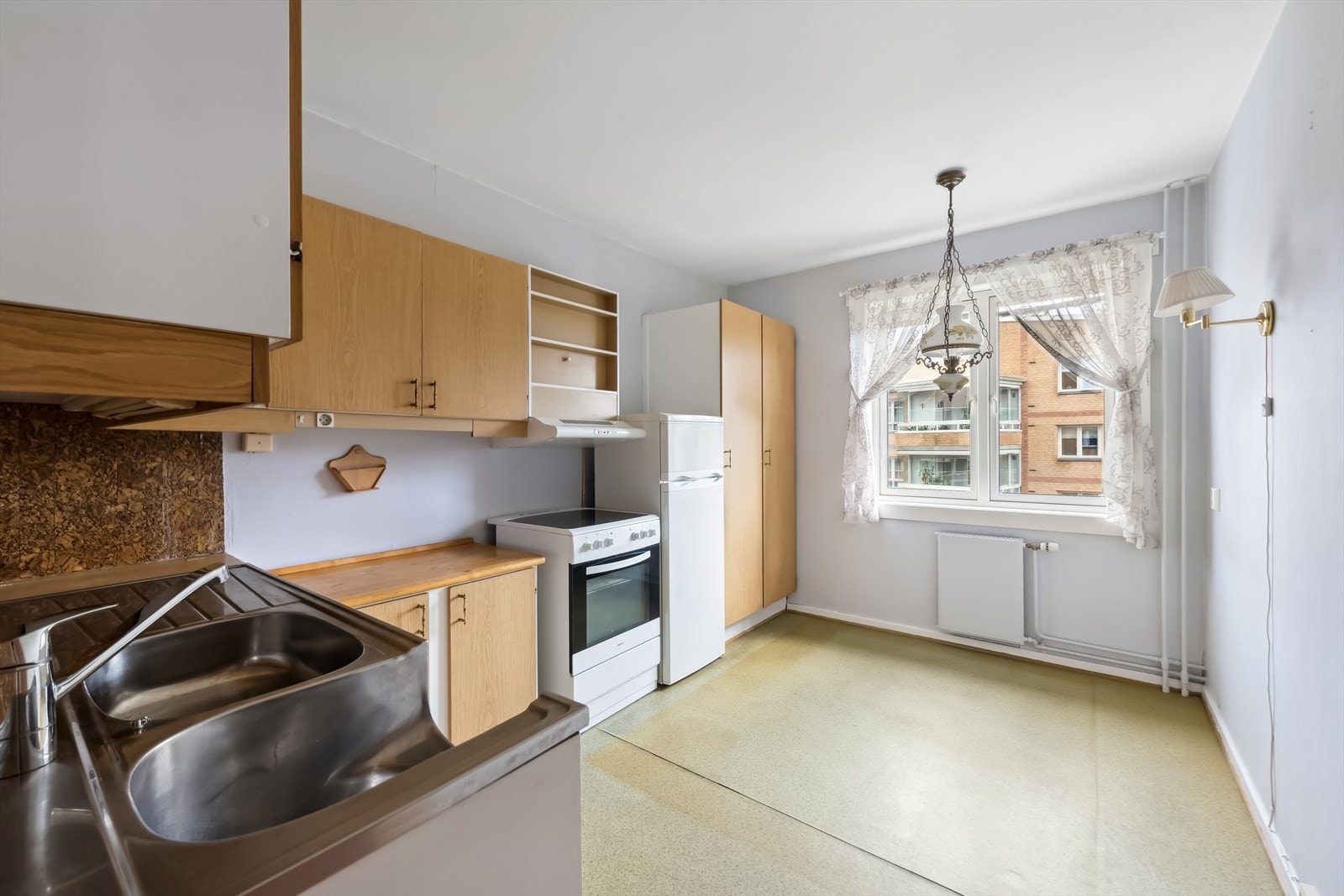 Kjøkkenet er romslig og praktisk men bærer preg av alderslitasje og har moderniseringsbehov. Galleribilde