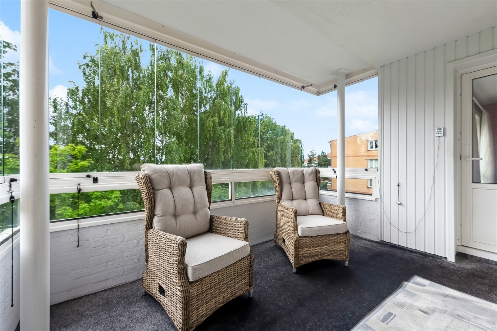 Fra det naturlige oppholdsrommet i boligen har du utgang til en stor, innglasset balkong på ca 10 kvm. Galleribilde