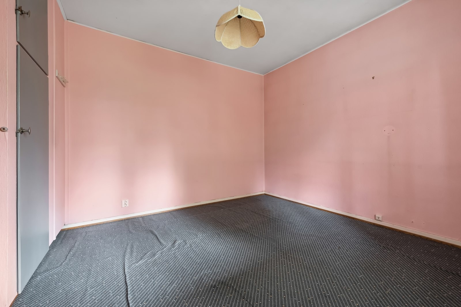 Her er det god plass til dobbeltseng med tilhørende nattbord på hver side. Galleribilde