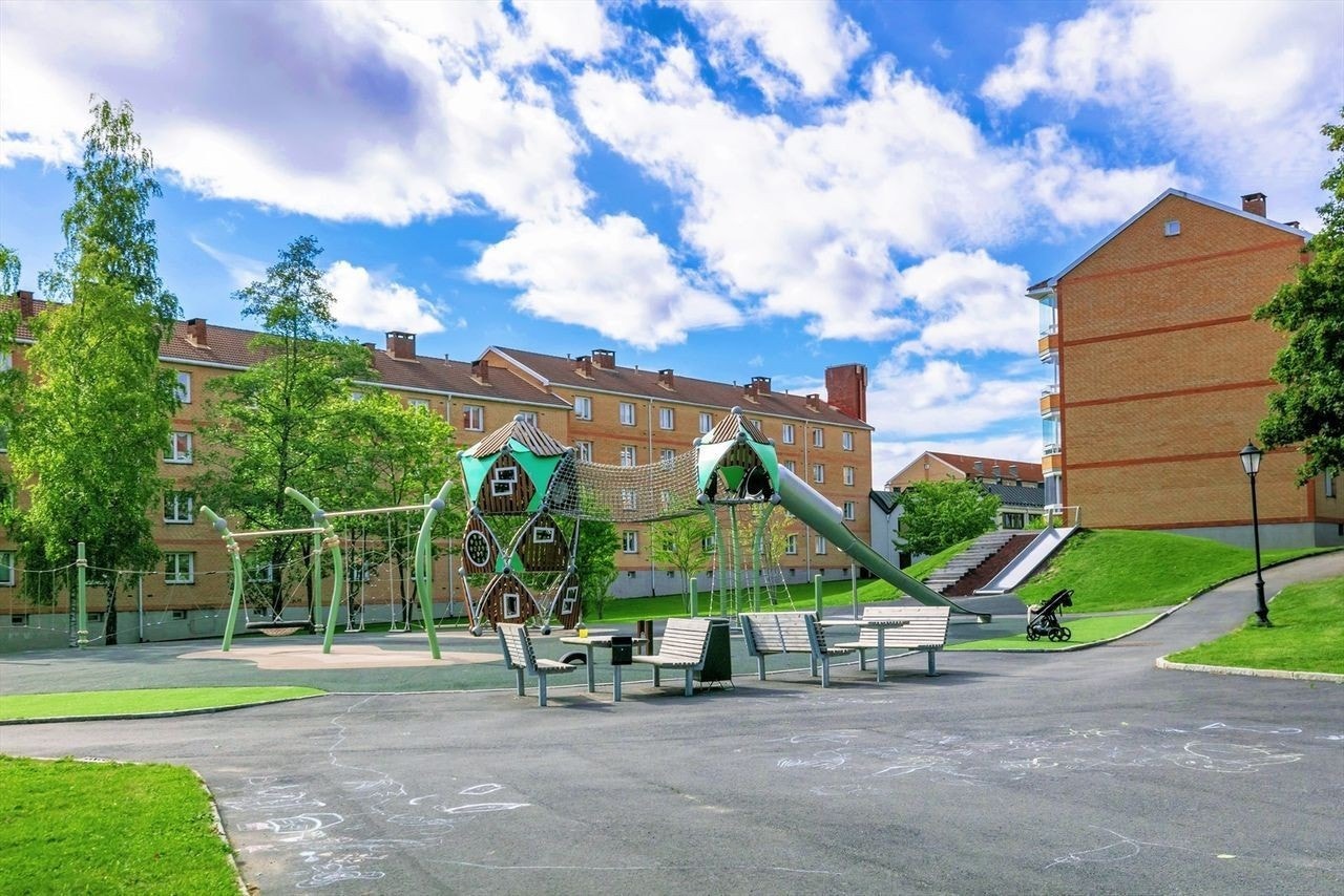 Leiligheten ligger i et veldrevet borettslag med opparbeidede fellesområder og store lekearenaer for de minste. Galleribilde