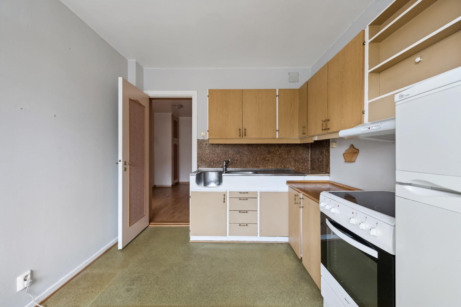 Kjøkkenet byr på godt med arbeids-og oppbevaringsplass. Galleribilde