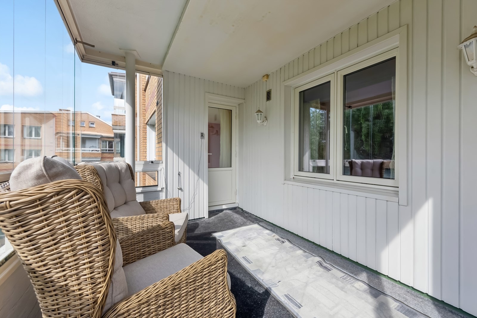 Balkongen fungerer som en forlengelse av leiligheten hele året og har gode solforhold på sommertid. Galleribilde