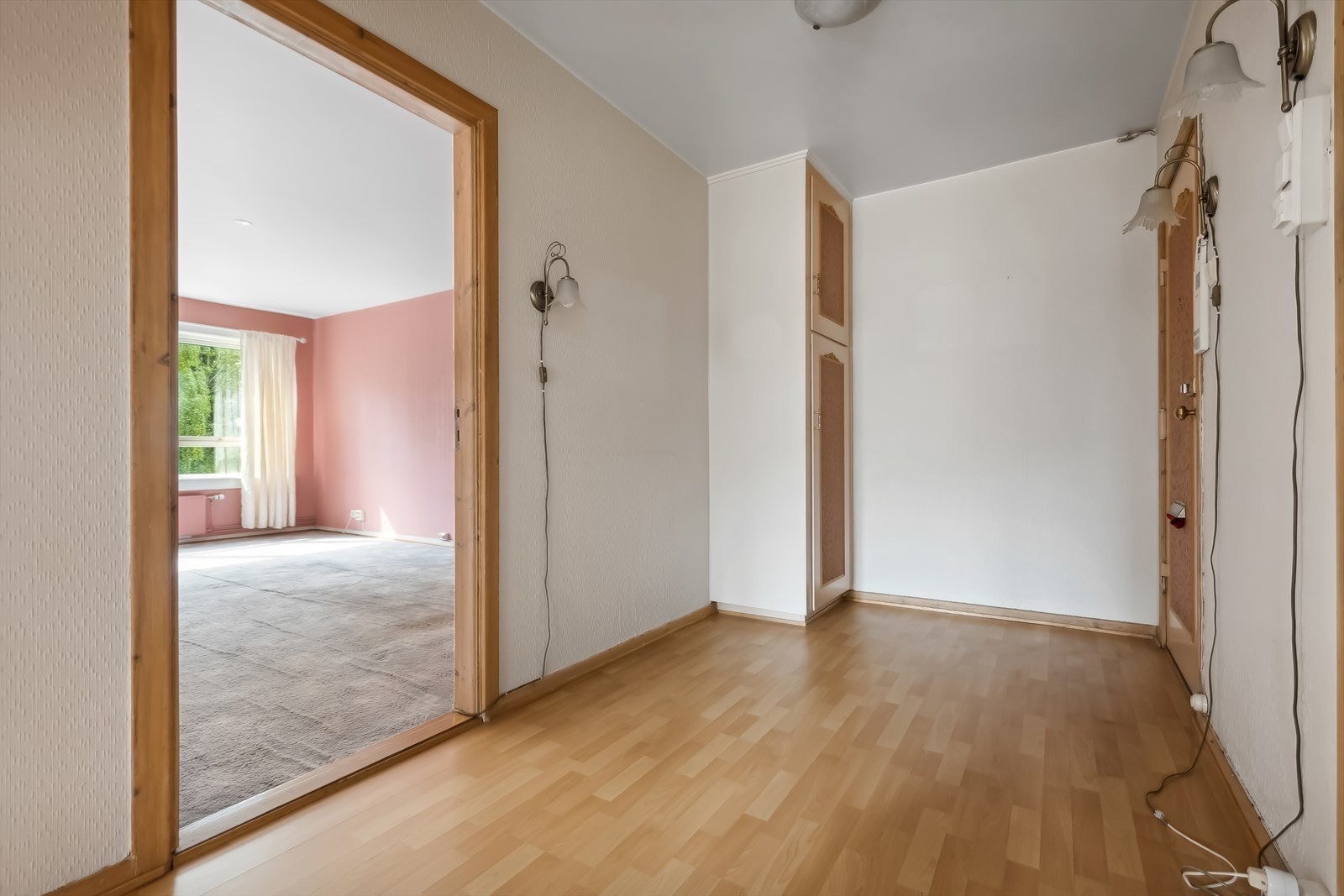 Stig på til en lys og praktisk entré med dørtelefon. Galleribilde