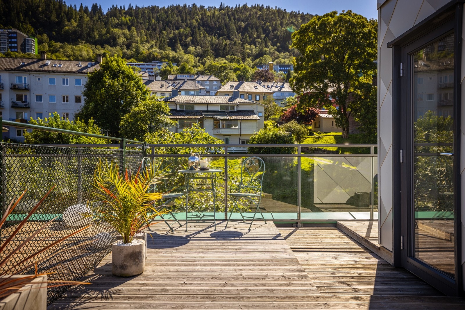 - Takterrassen har vedlikeholdsfritt dekke - Galleribilde