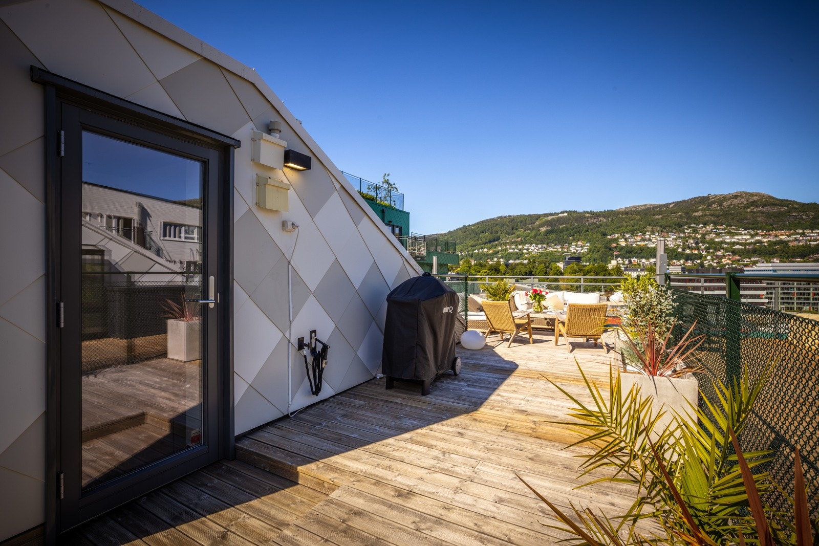 - Leiligheten har en egen privat takterrasse på hele 34 kvm - Galleribilde