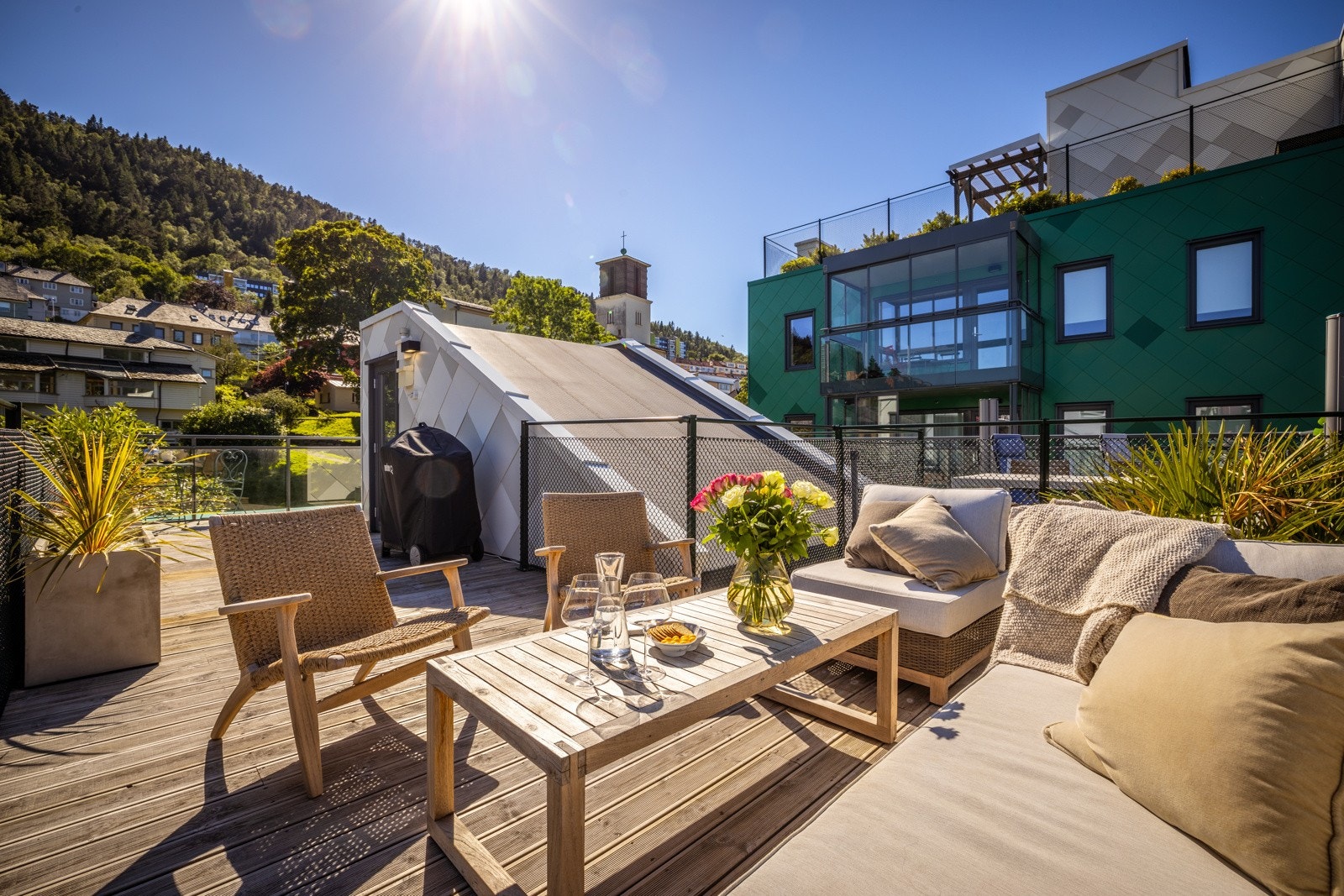 - Her er det plass til flere sittegrupper og grill - Galleribilde