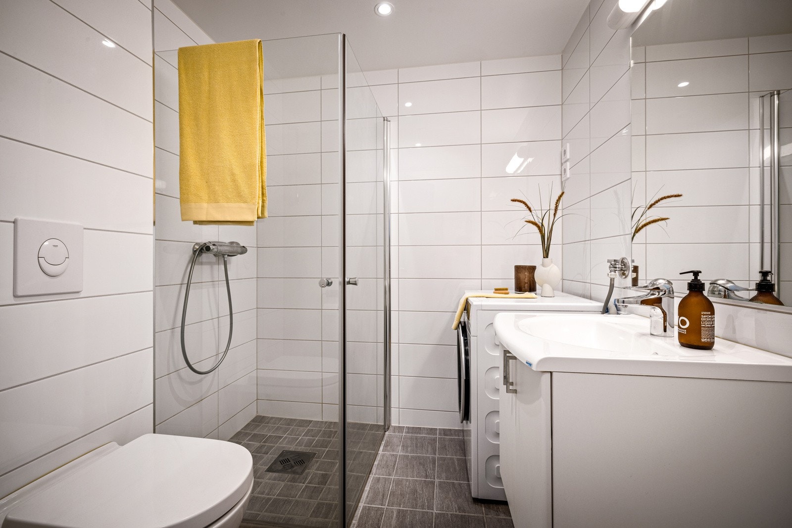 - Badet i hybelen er helfliset og har opplegg for vaskemaskin - Galleribilde