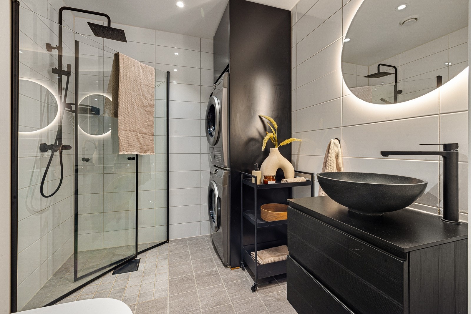 - Badet er på ca. 4 kvm, er velutstyrt og har lekre sorte detaljer - Galleribilde
