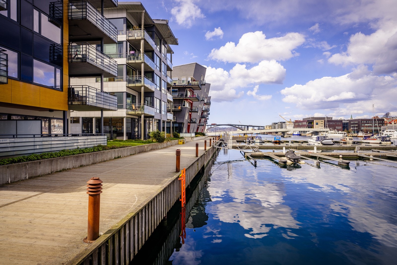 Promenade og havn på dagtid Galleribilde