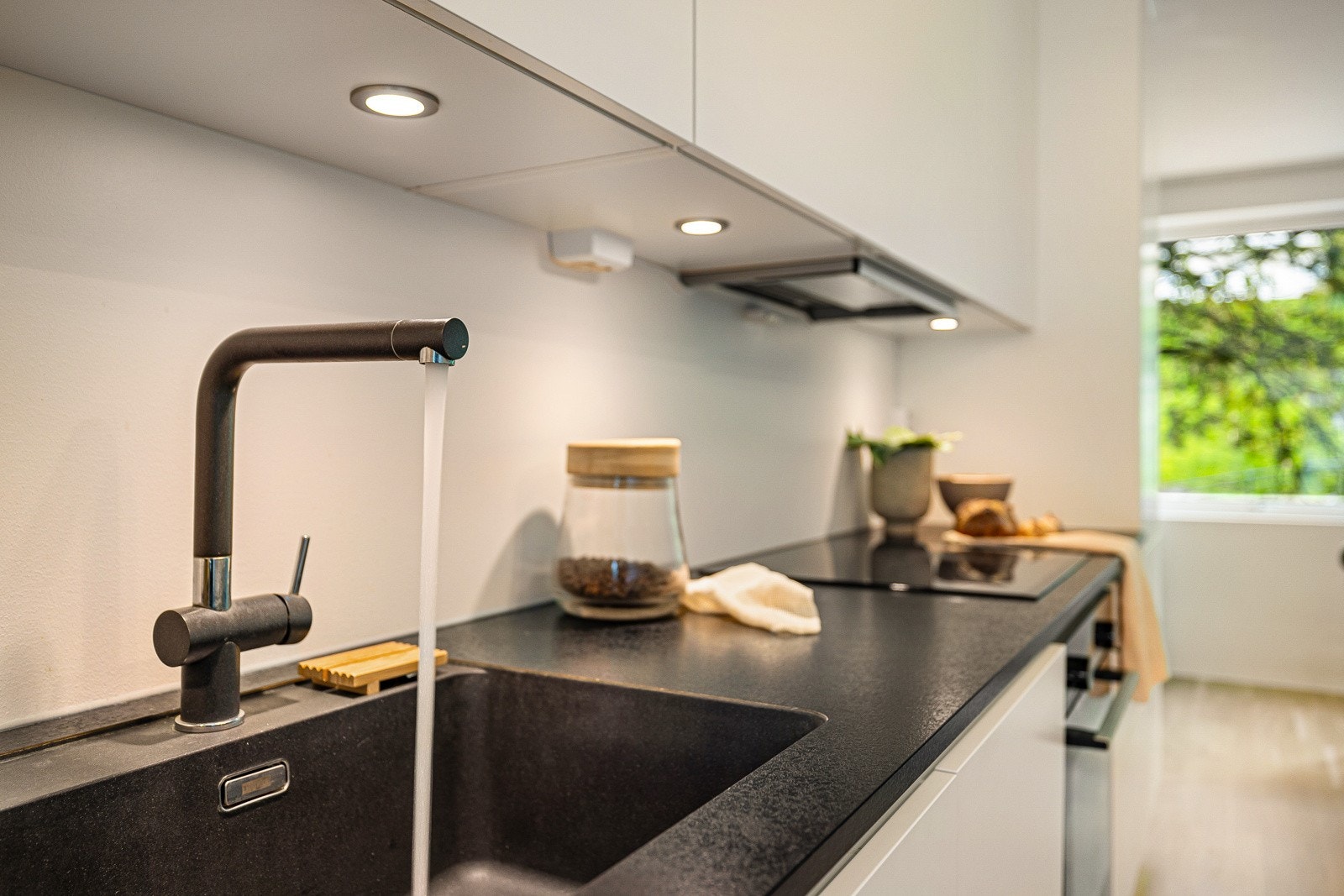 - Det er lyse slette fronter og benkeplate av laminat med nedfelt vask - Galleribilde